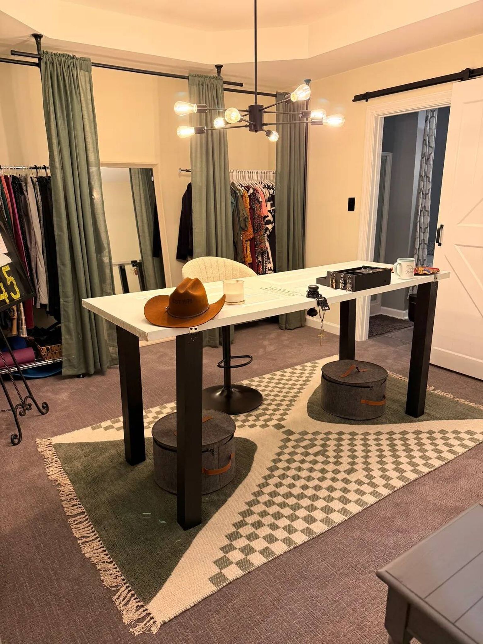 Rug measuring 230x140cm in wool.