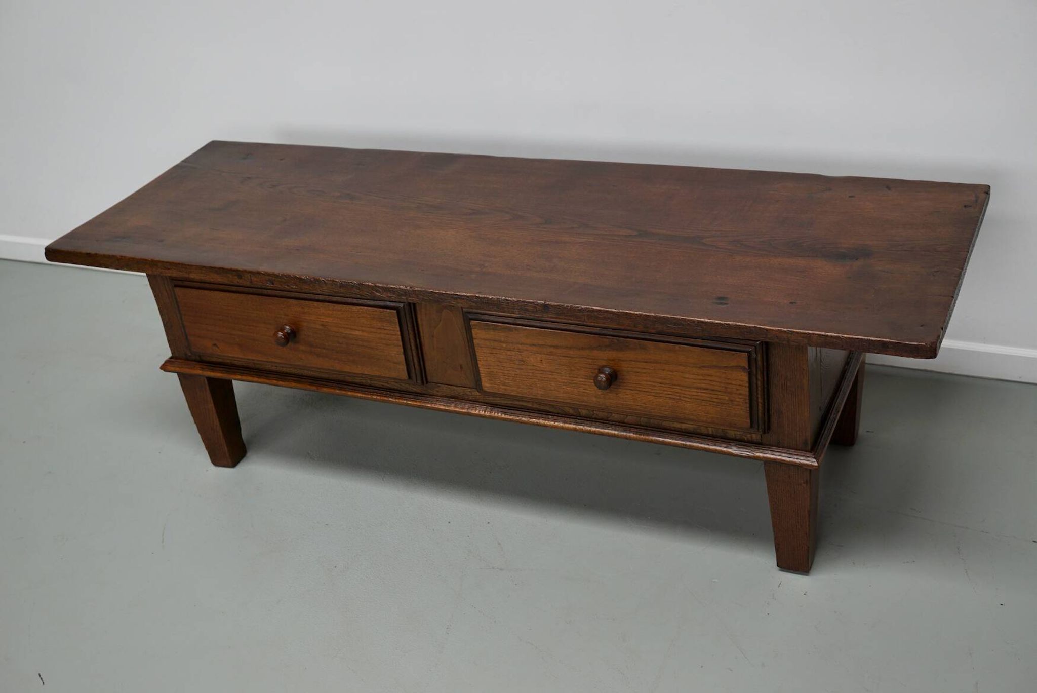 Table basse rustique en châtaignier de style campagnard espagnol du XIXe siècle