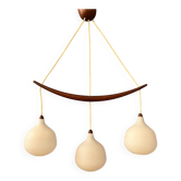 Lustre 512 en bois de teck et verre opalin par Uno & Östen Kristiansson pour Luxus Suède