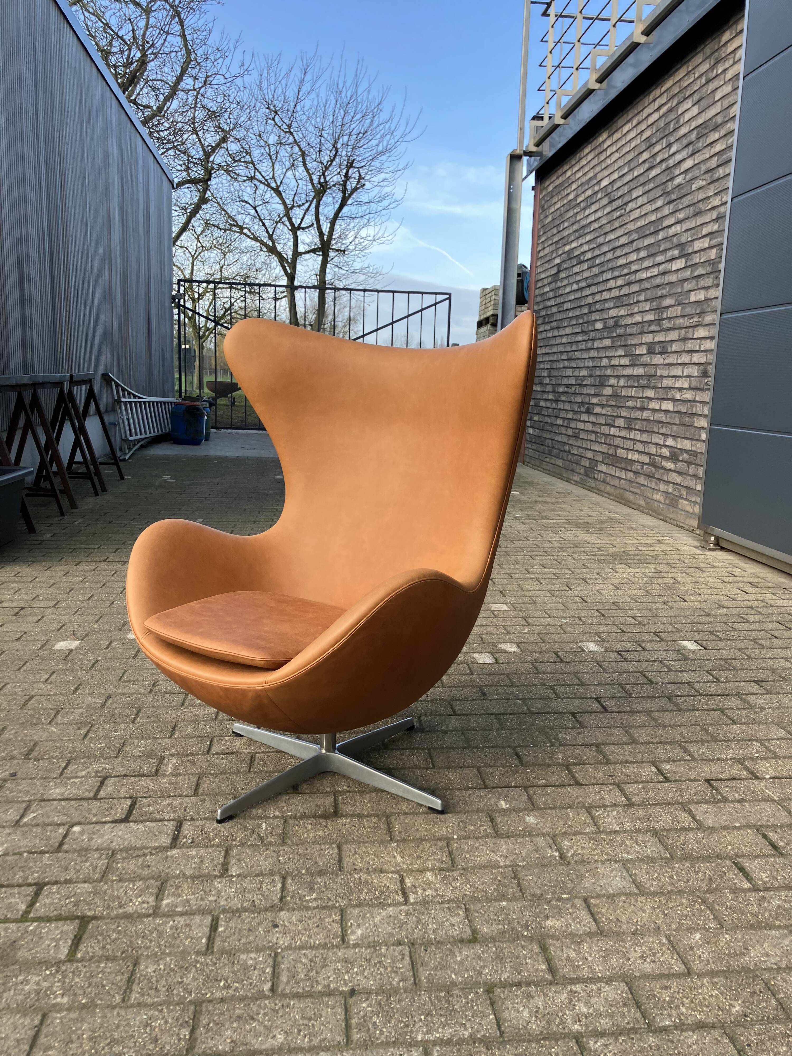 Original Fritz Hansen Egg chair from 1983 in perfect condition, new!! Rustic Cognac Camel Leather