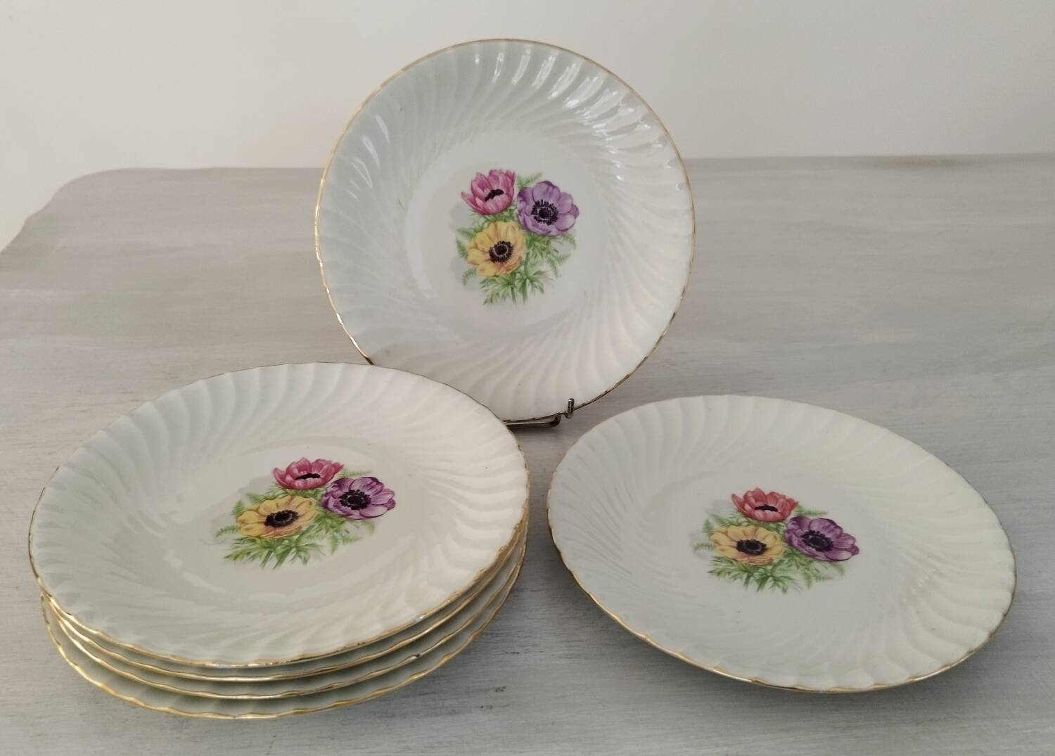 Assiettes Plates Porcelaine Vitriam Décor Fleurs d'Anémones Vintage