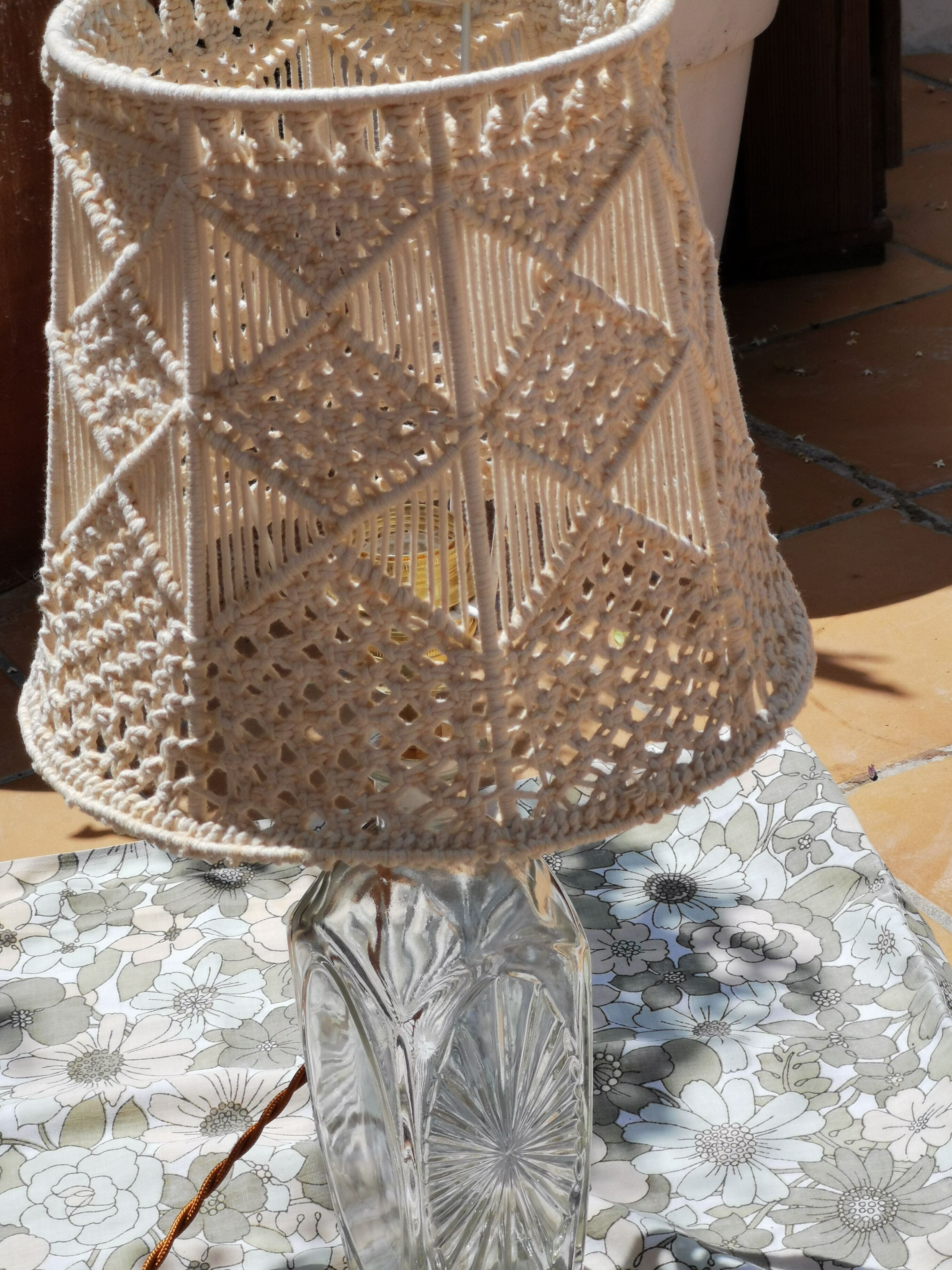 Lampe à poser, pied en verre et abat-jour en crochet années 70