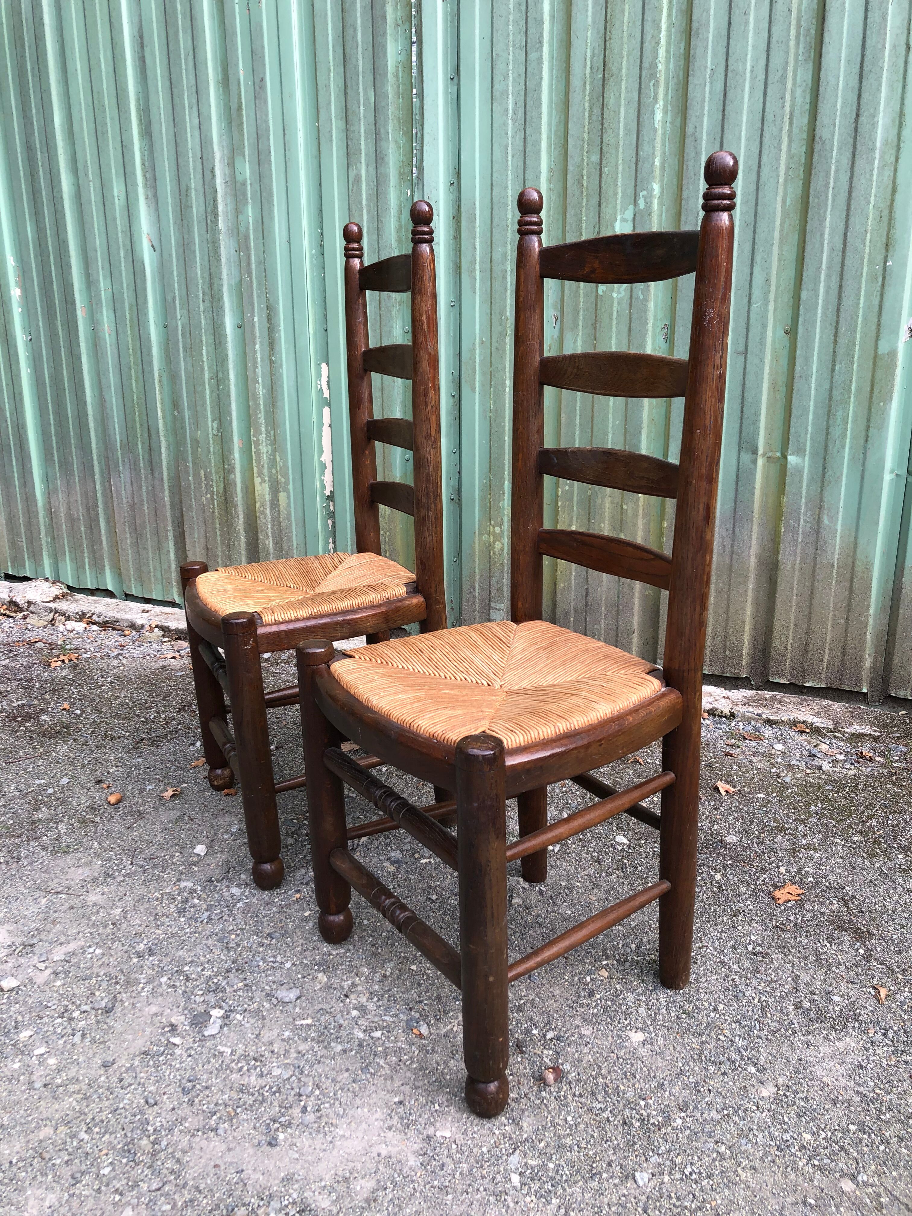 Duo of vintage rustic straw straw chairs in oak.