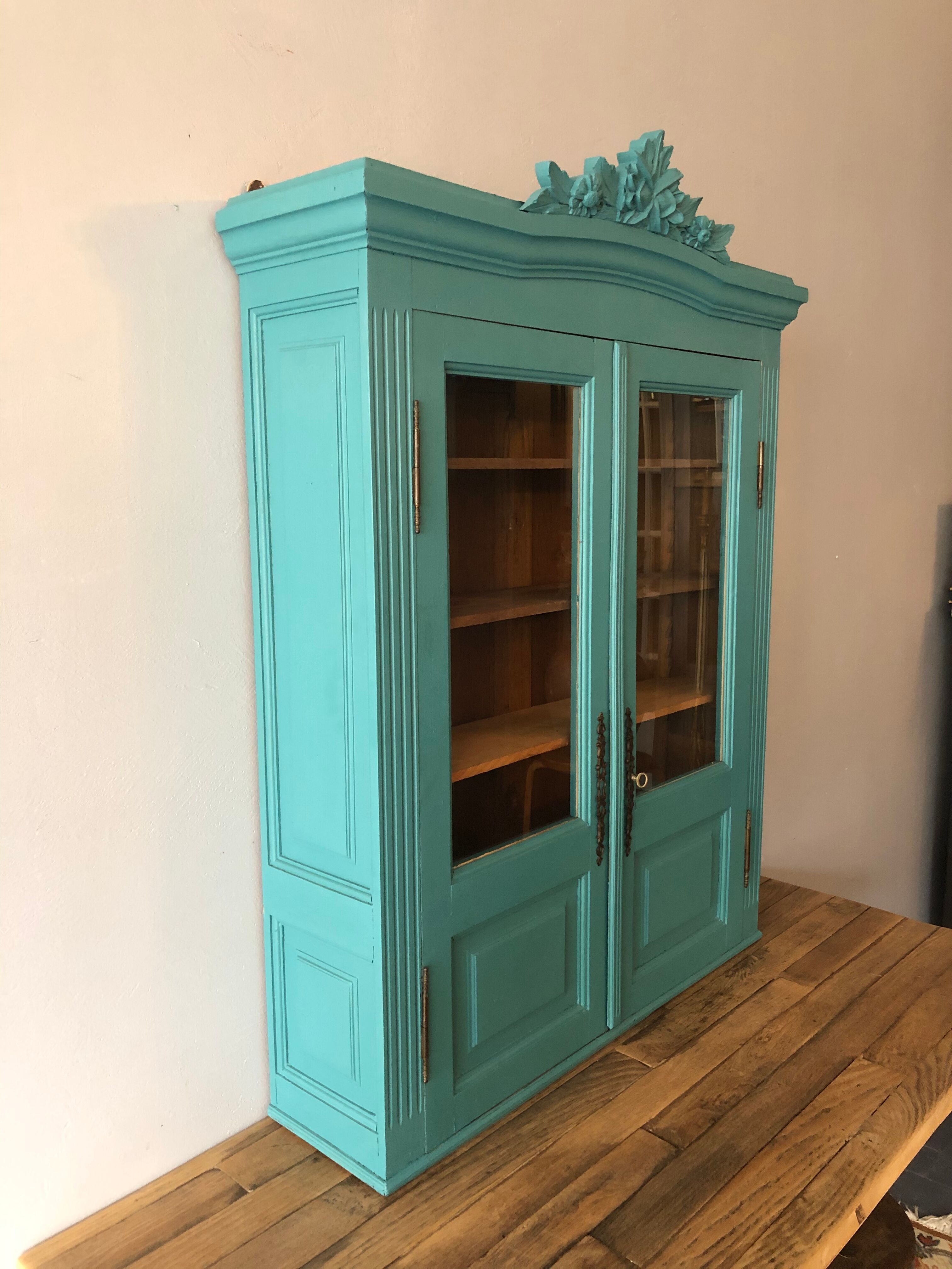 Showcase to be placed or hung