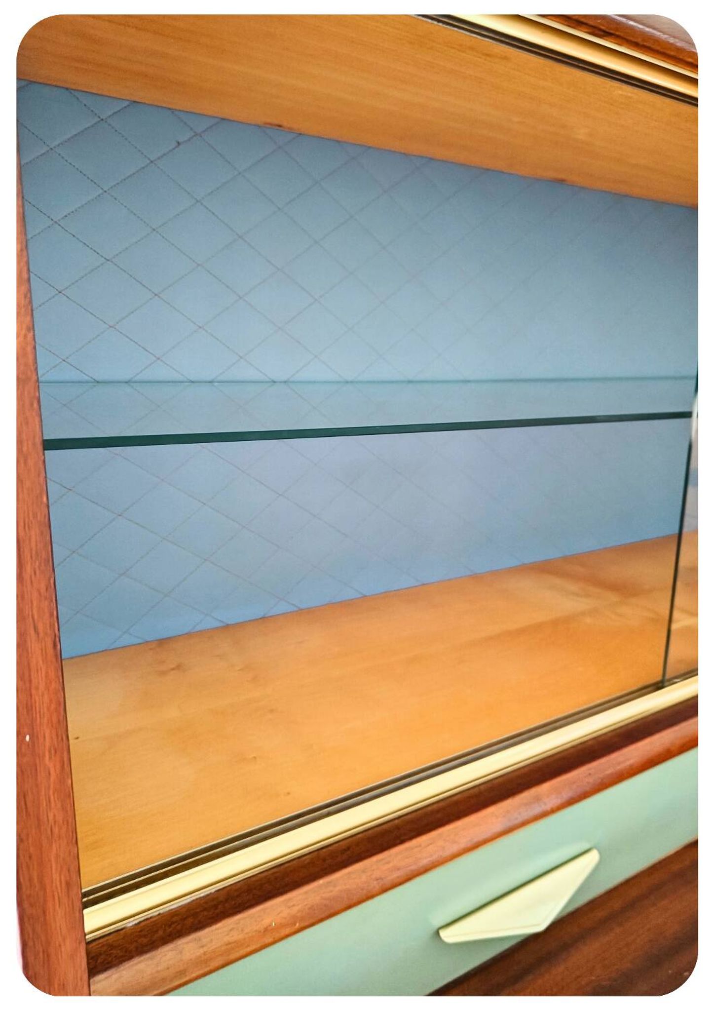 Vitrine en teck et verre des années 1950 avec détails en laiton