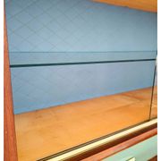 Vitrine en teck et verre des années 1950 avec détails en laiton