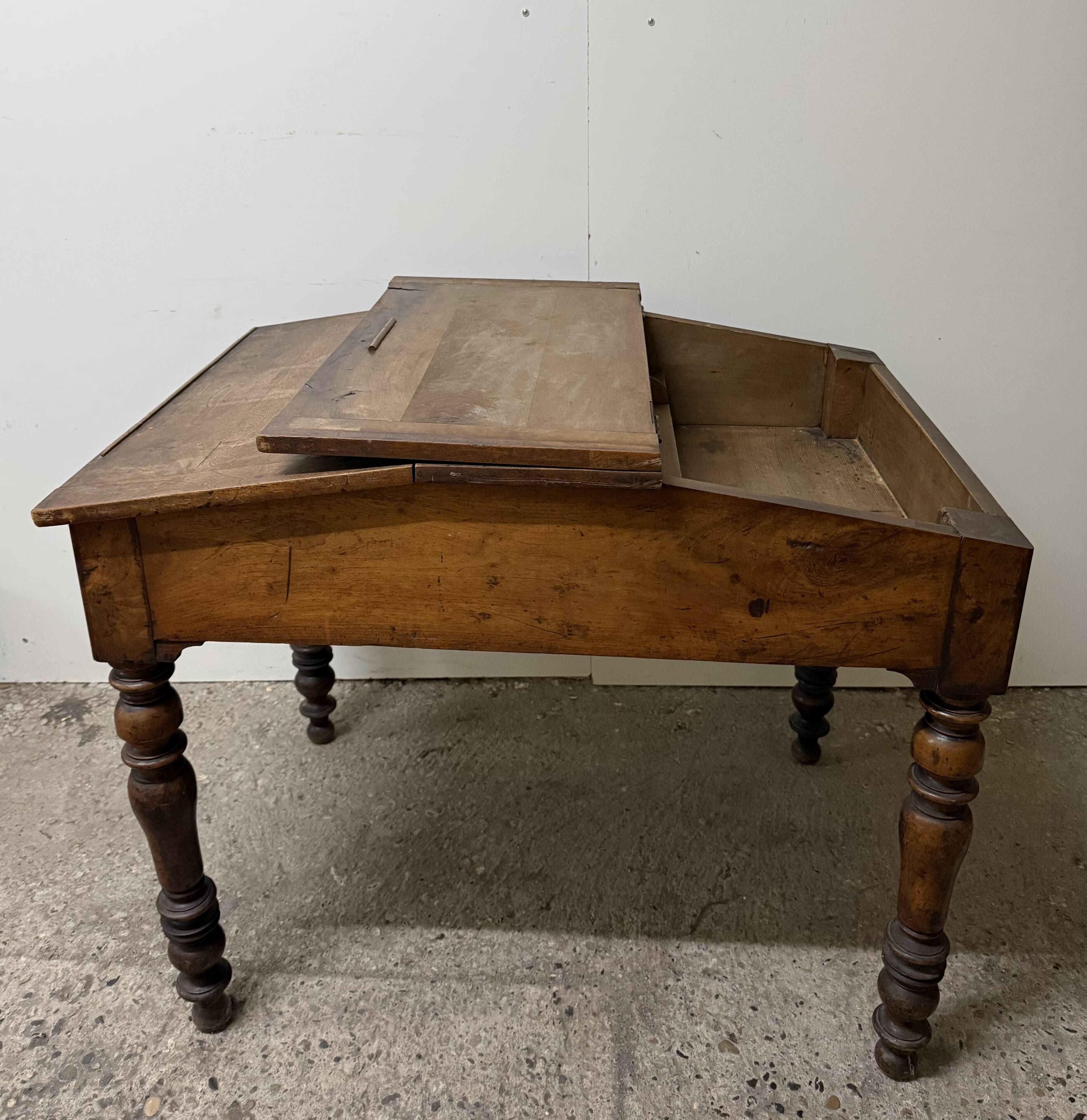 Sloped desk in walnut