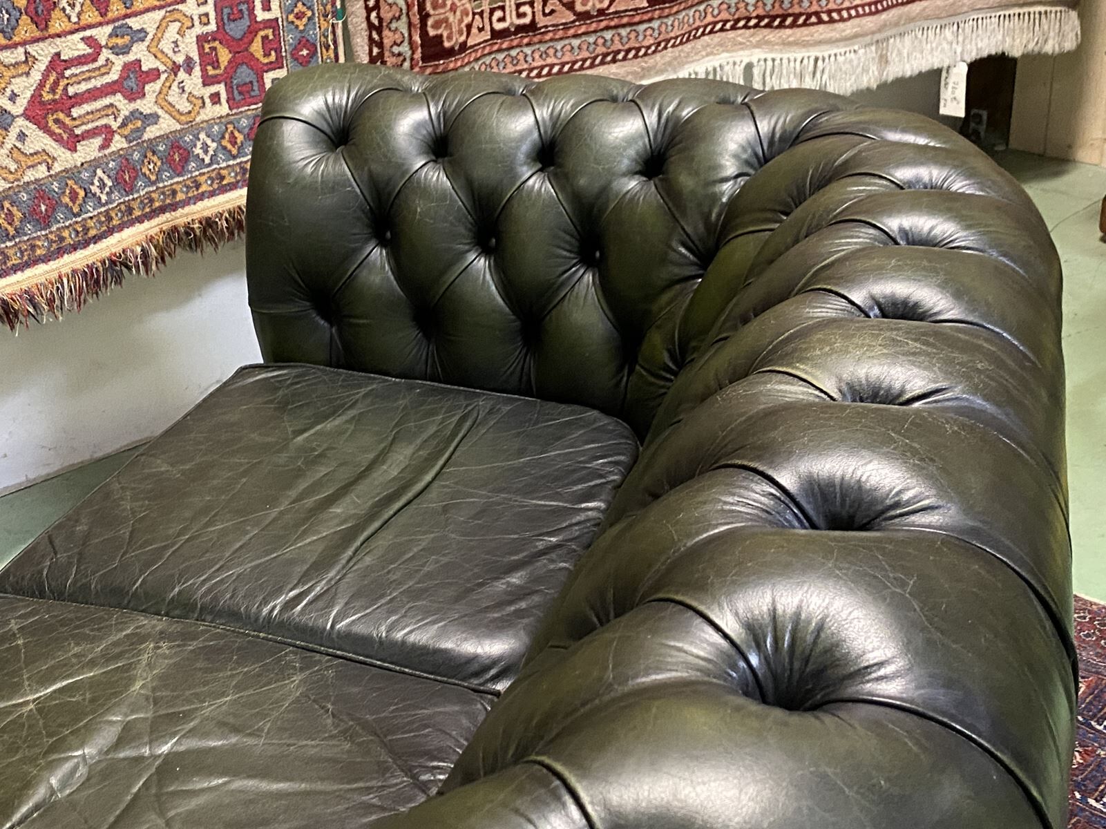 Chesterfield 2-seater green leather sofa from the 1980s