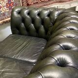 Chesterfield 2-seater green leather sofa from the 1980s