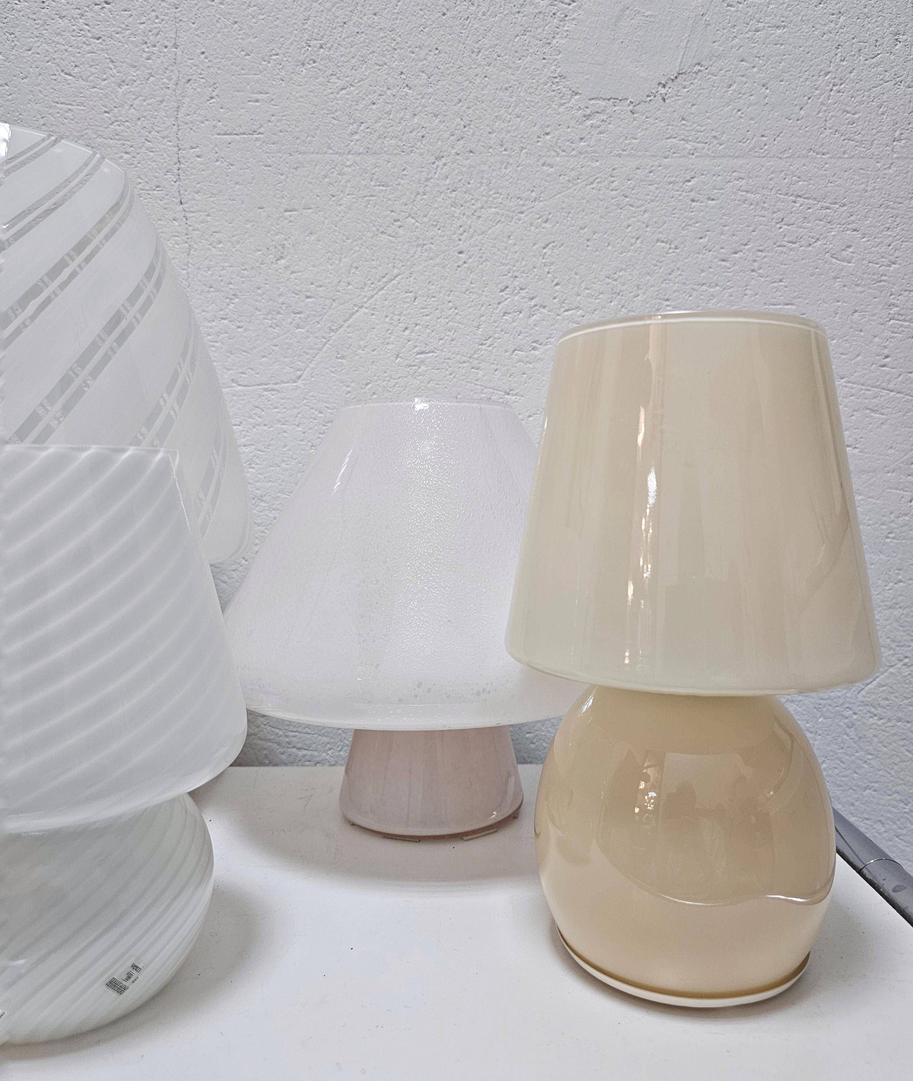 Set of 5 Mid-Century Modern mushroom table lamps in Murano glass.
