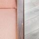 Fauteuil scandinave en velours côtelé rose clair