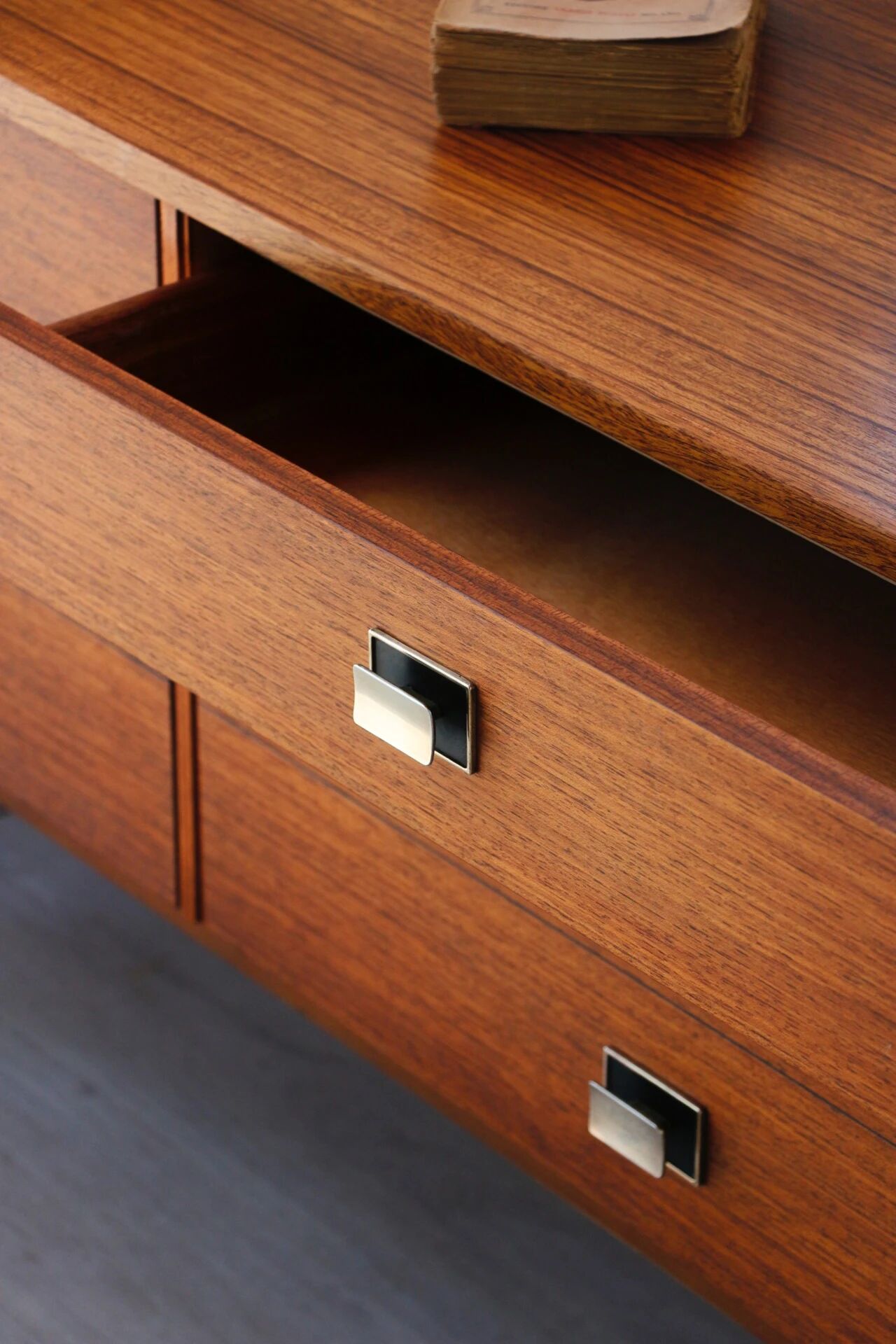 Vintage teak and zebrano chest of drawers: elegance of the 60s.