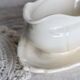 Saucière ancienne en faïence ivoire Villeroy & Boch