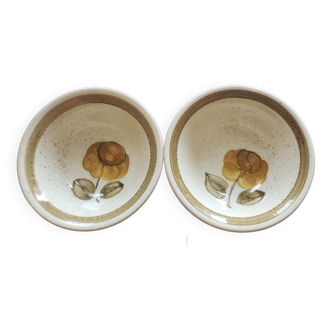 2 vintage bowls in sandstone