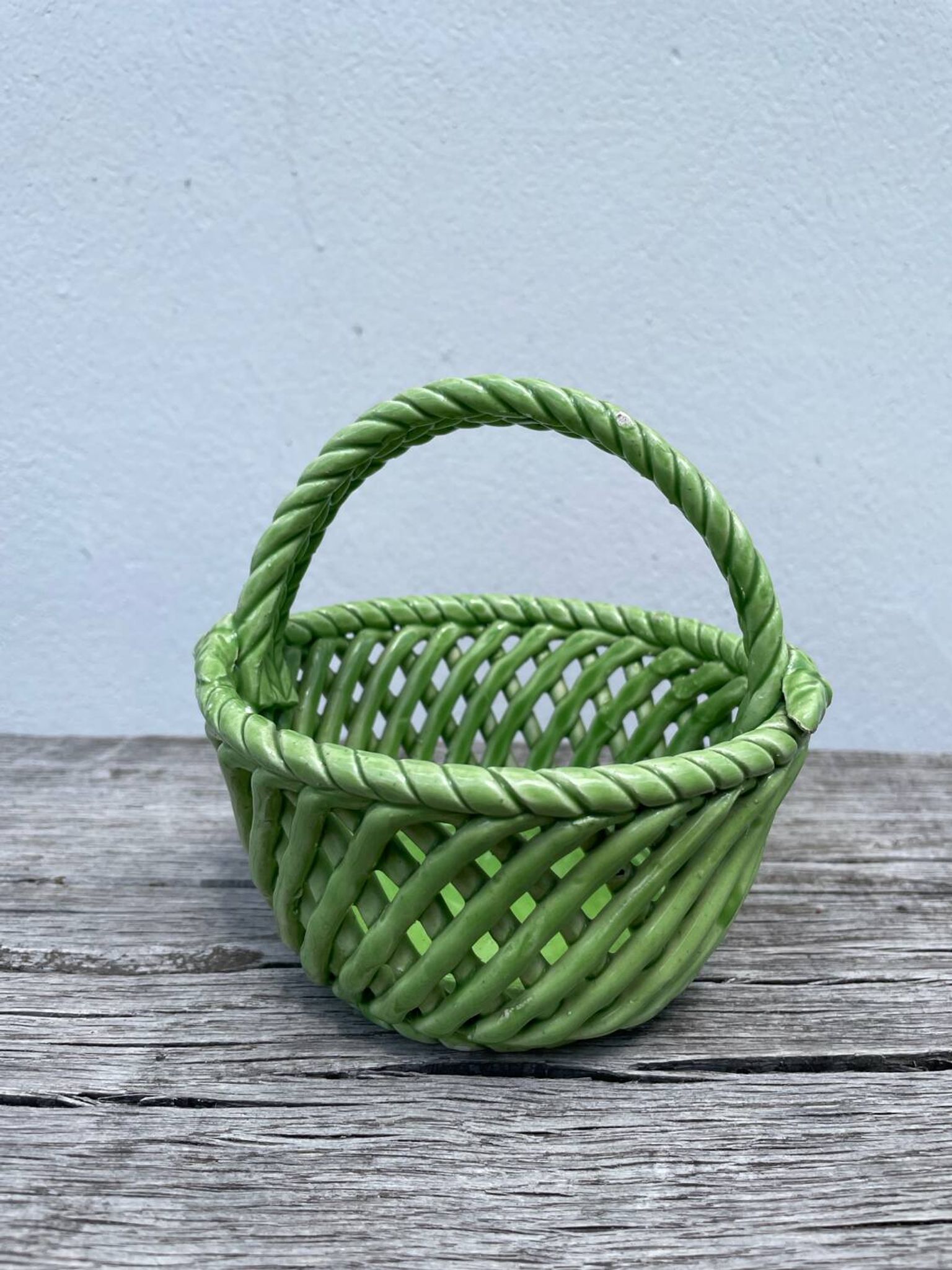 Plat panier en faïence tressée vert / céramique ancienne