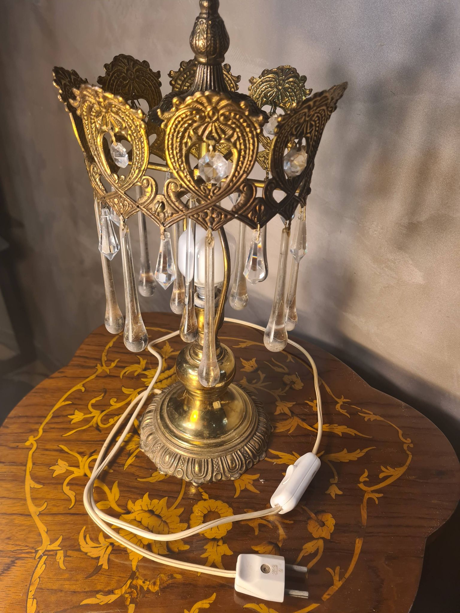 1960s lamp in bronze and brass with glass tear drop pendants, 38x18.
