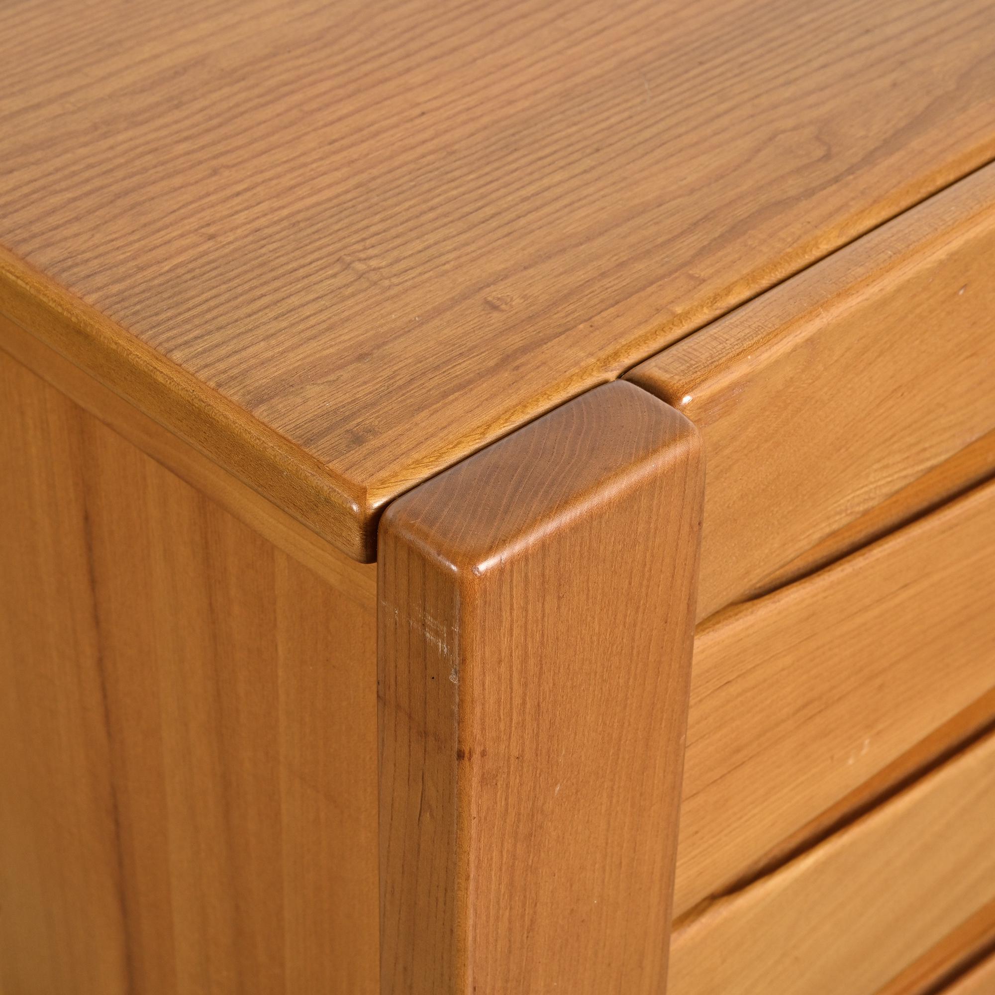 Commode en orme massif, Maison Regain