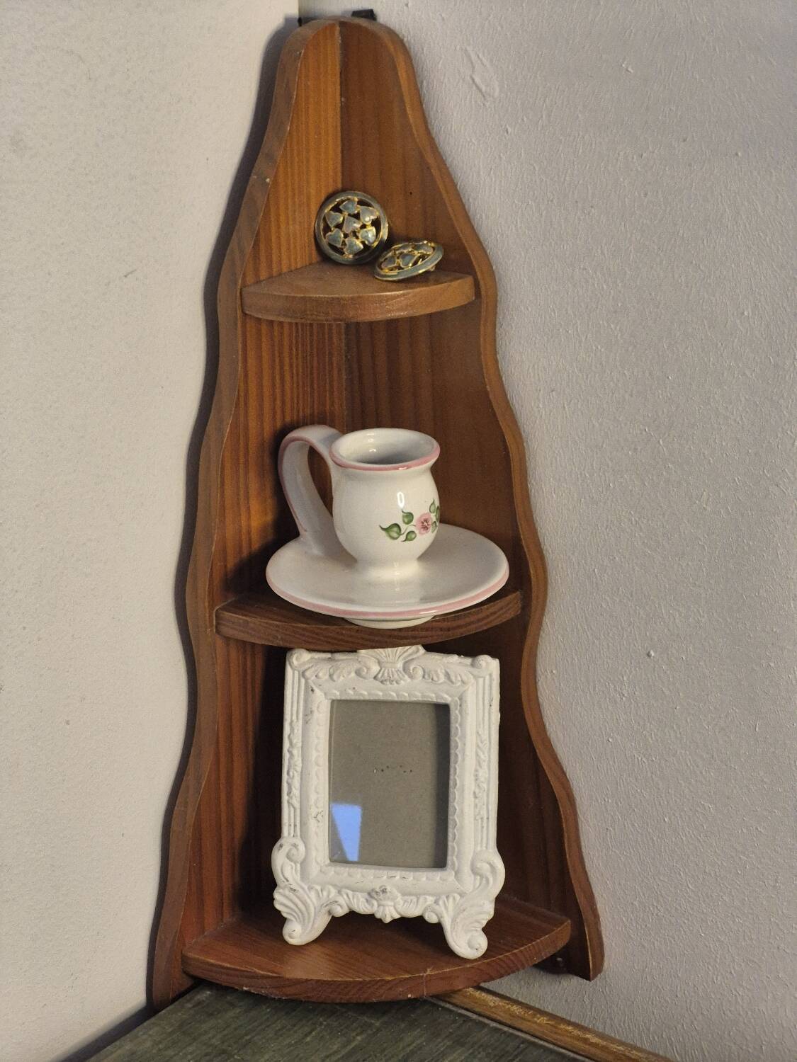 Corner shelf