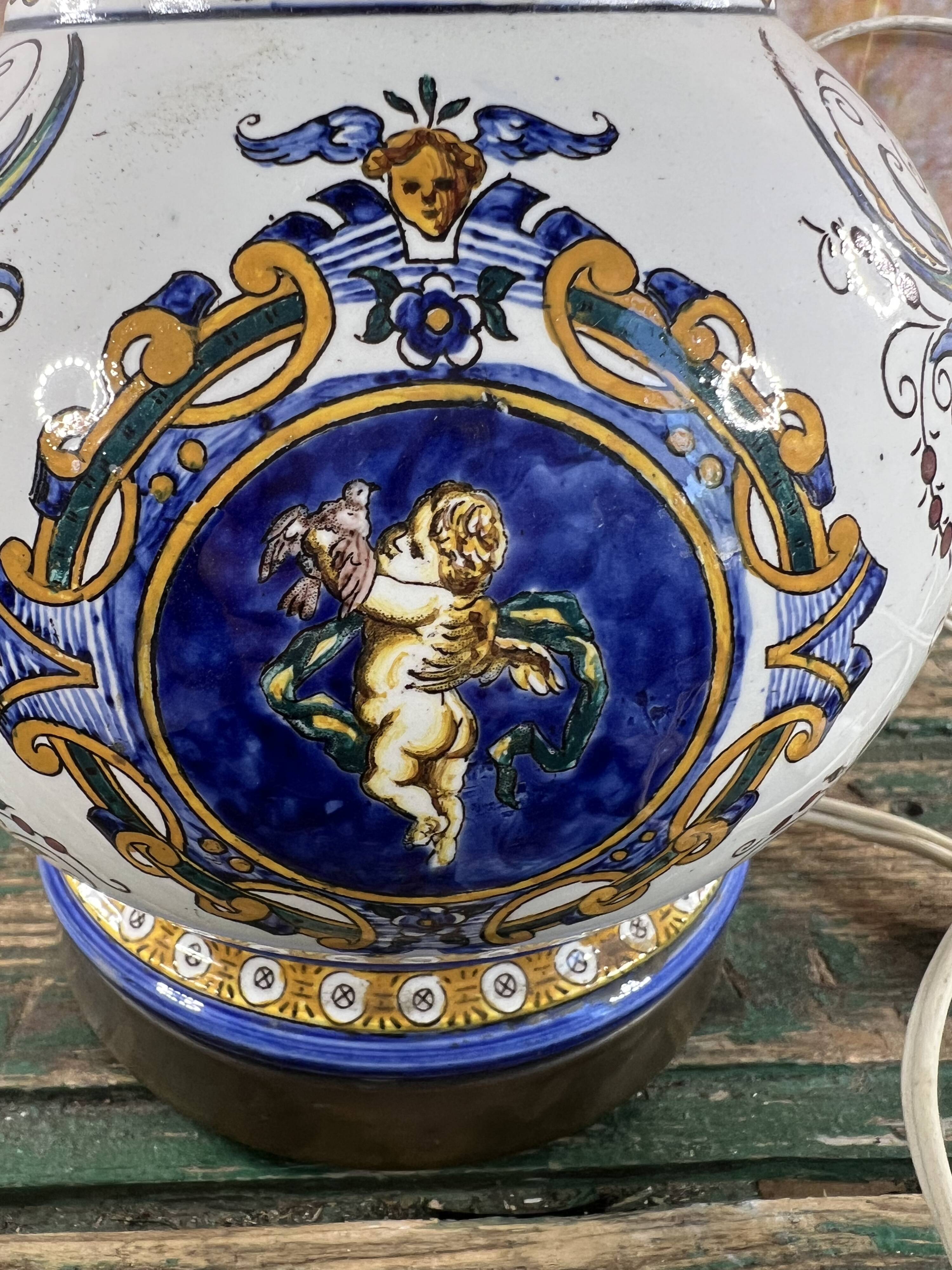 Lampe ancienne en faïence attribuée à Gien – décor Renaissance