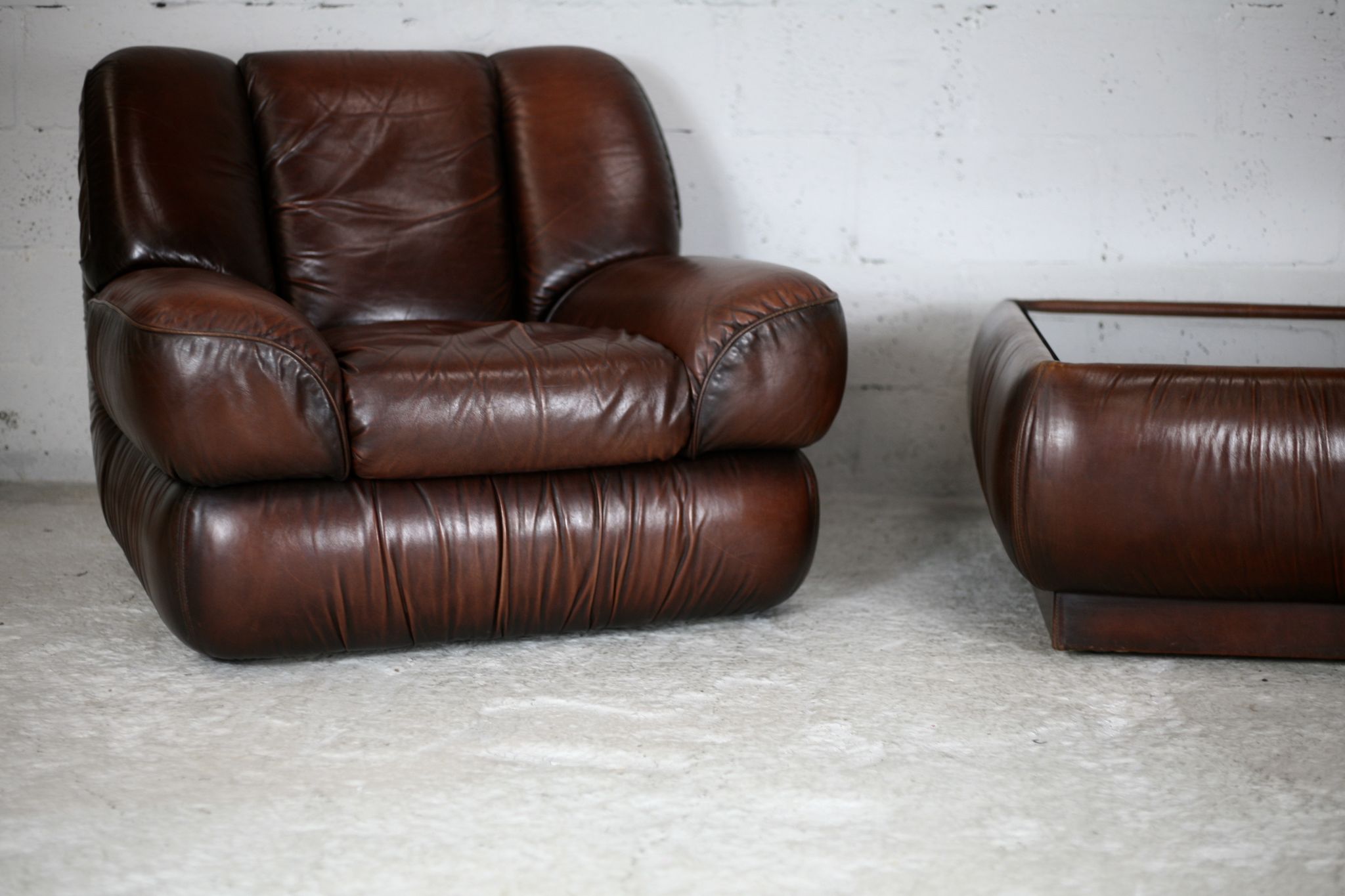 Ensemble fauteuil et table basse cuir, Italie, circa 1970. space age