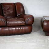 Ensemble fauteuil et table basse cuir, Italie, circa 1970. space age
