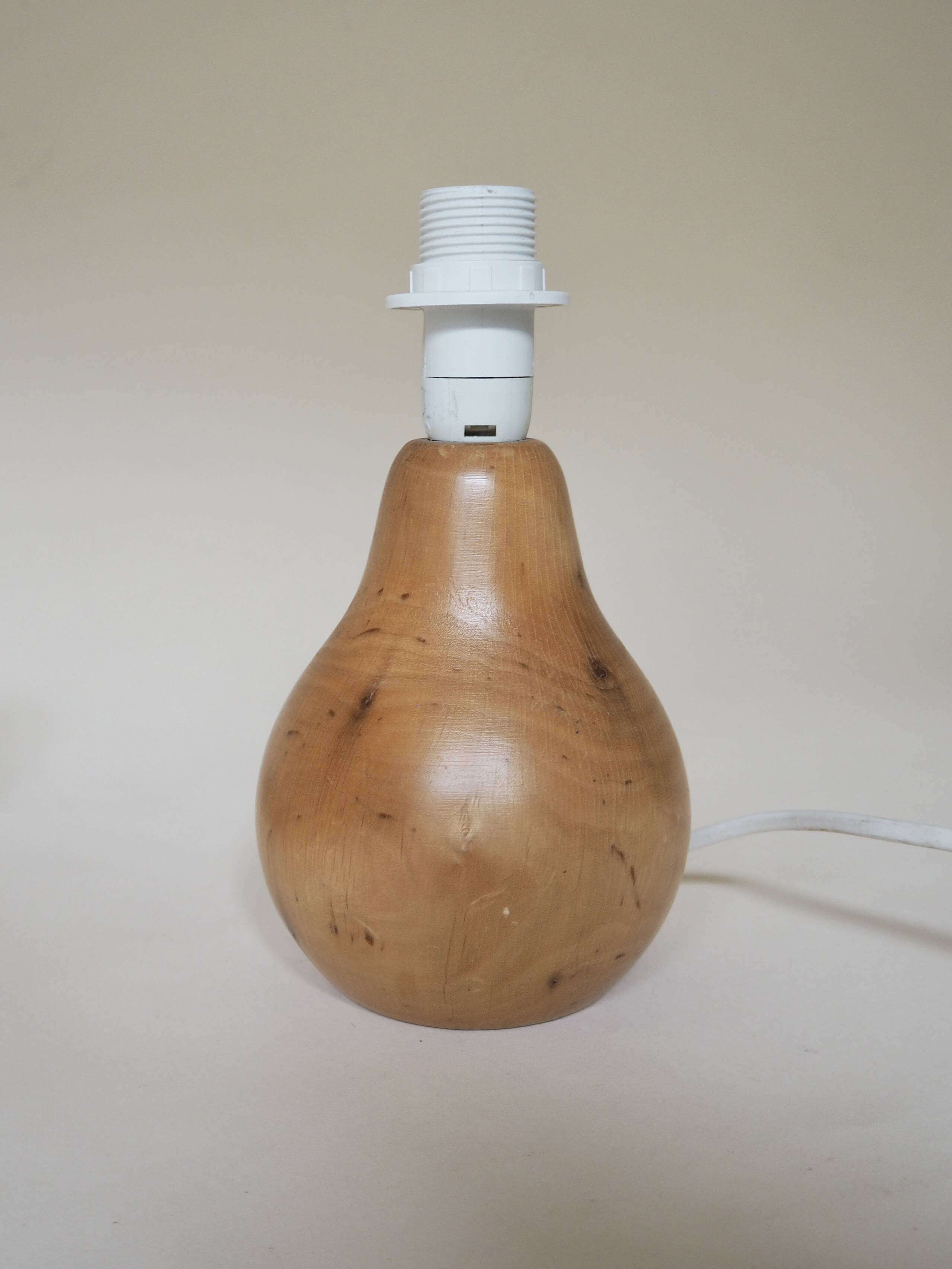 Lampe en bois tourné avec abat-jour en lin