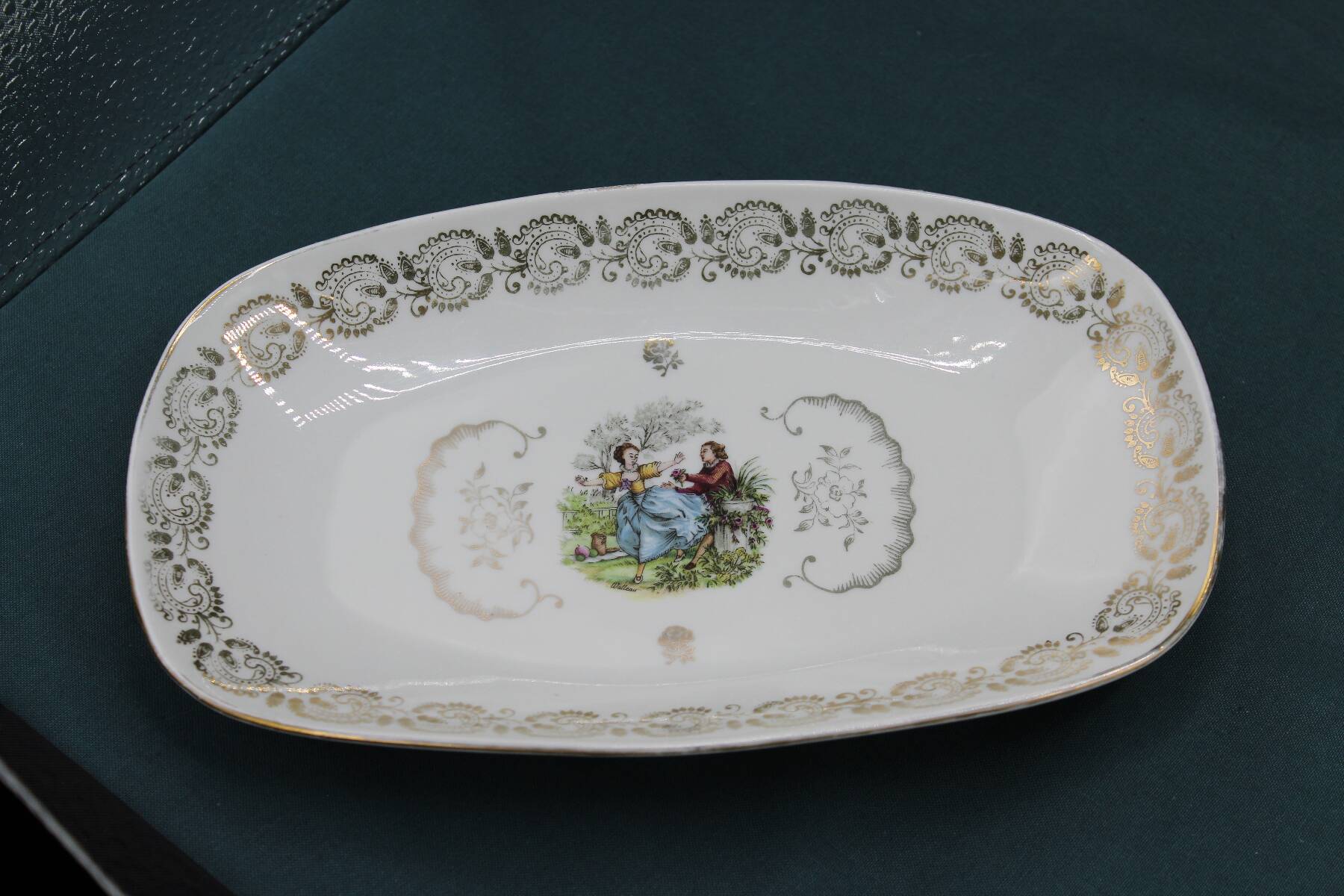 Small Dish, Ravier, Butter Dish or Empty Pocket in French Porcelain - Fragonard style pattern - 18th century