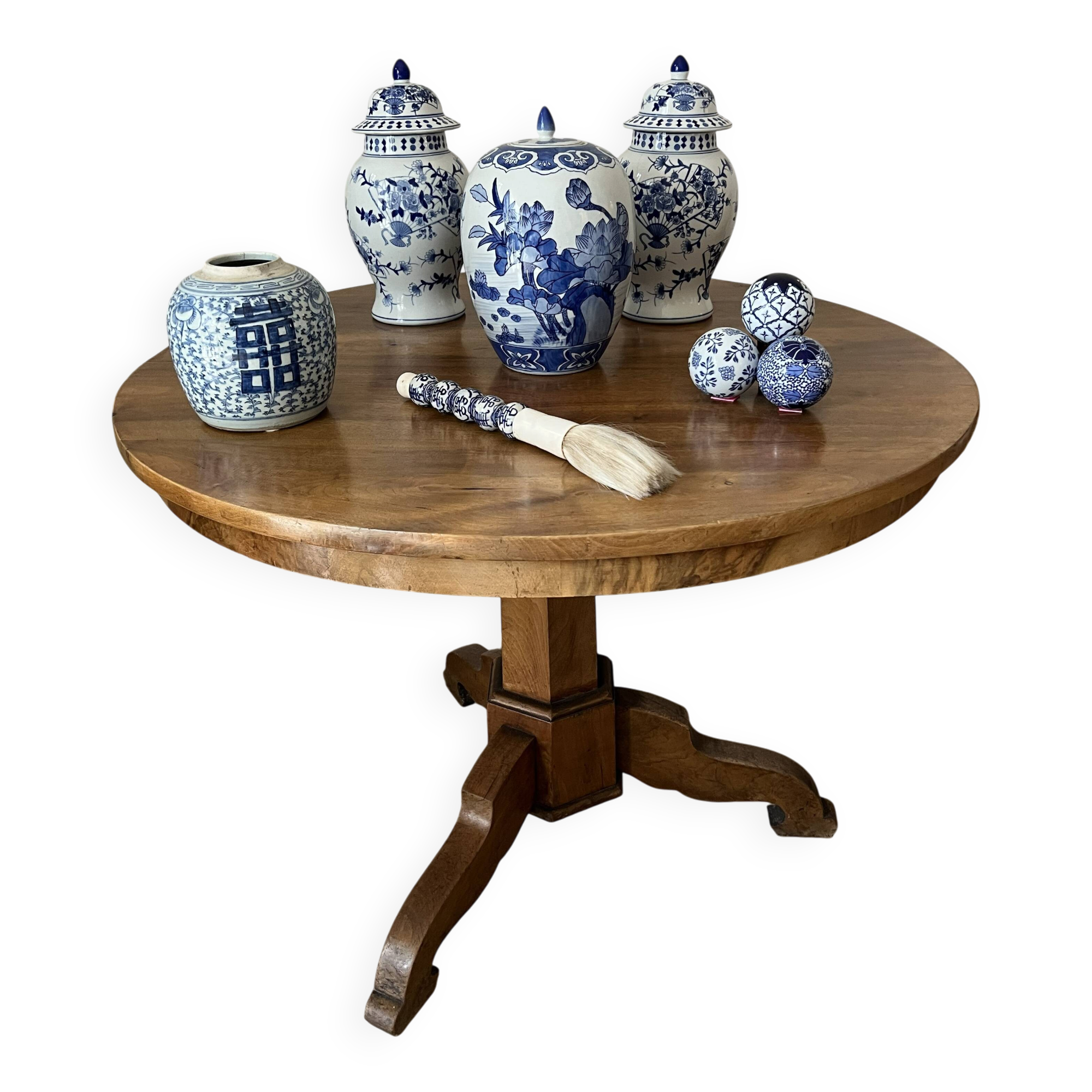Very beautiful antique round table in solid walnut – central leg.