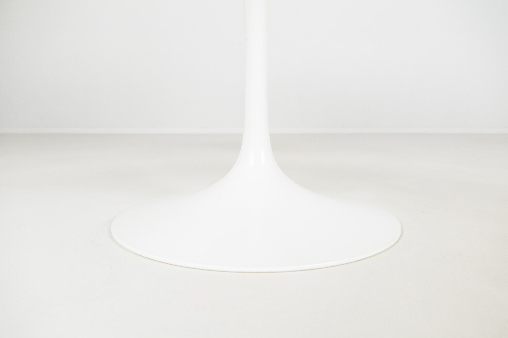 Round marble Tulip dining table by Eero Saarinen, 2000s