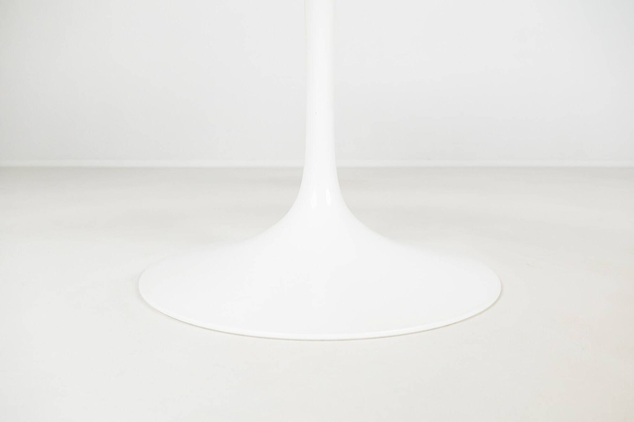 Table à manger ronde tulipe en marbre par Eero Saarinen, années 2000