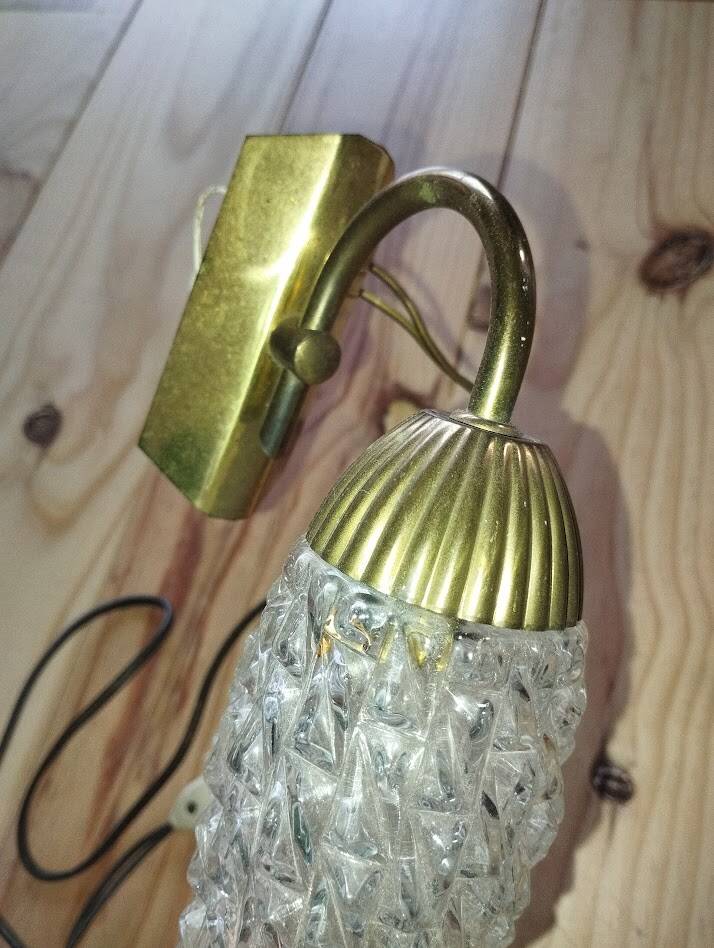 Vintage wall light in brass and textured glass – 60s/70s style