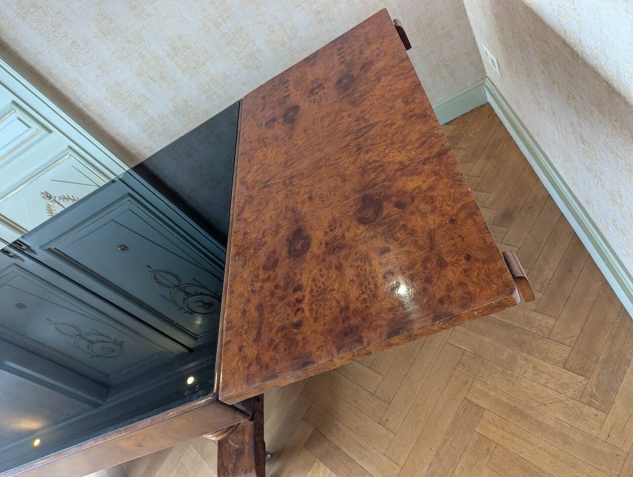 Art Deco table in walnut burl