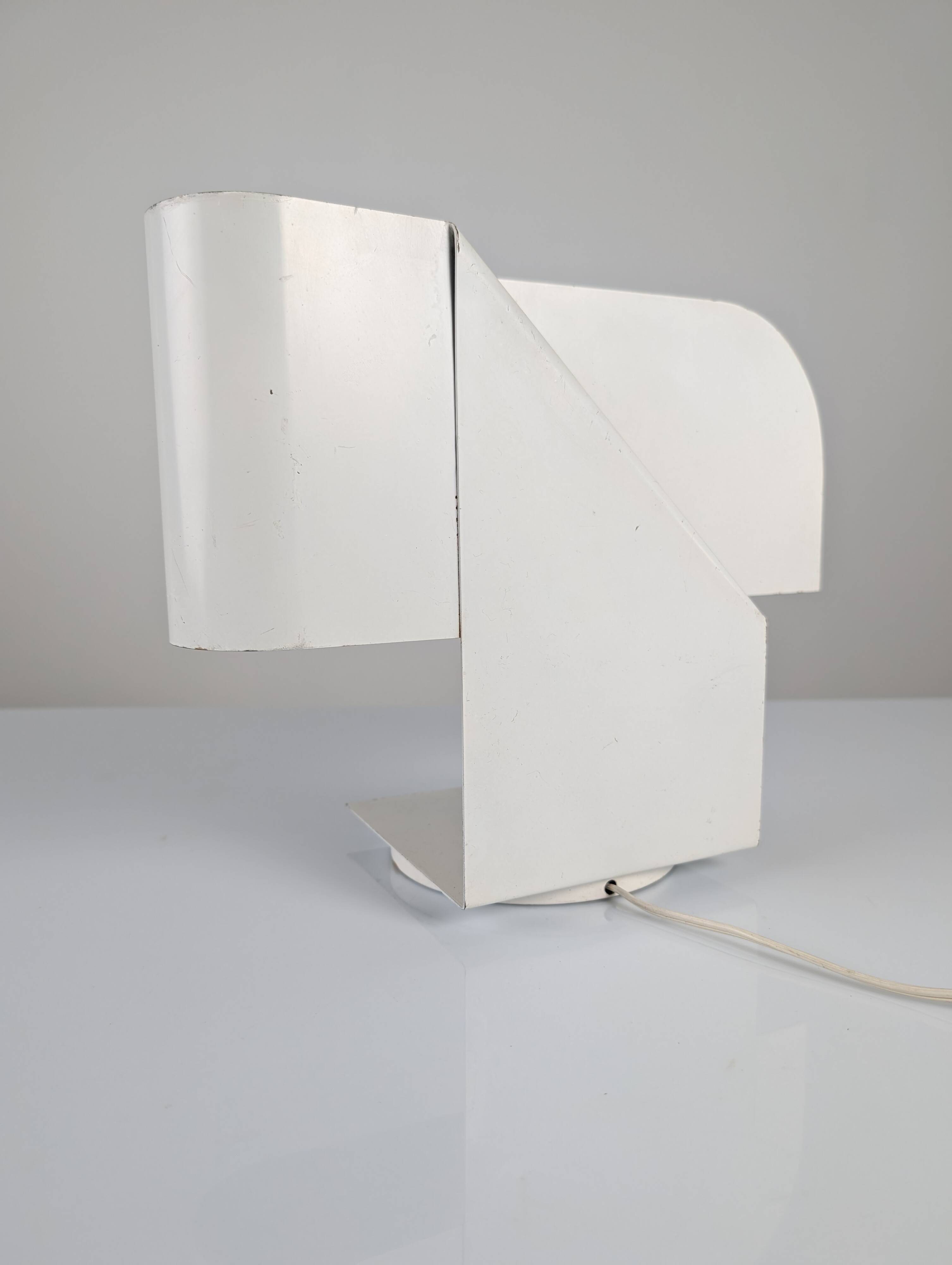Lampe de table en métal plegado, Italie, années 1970
