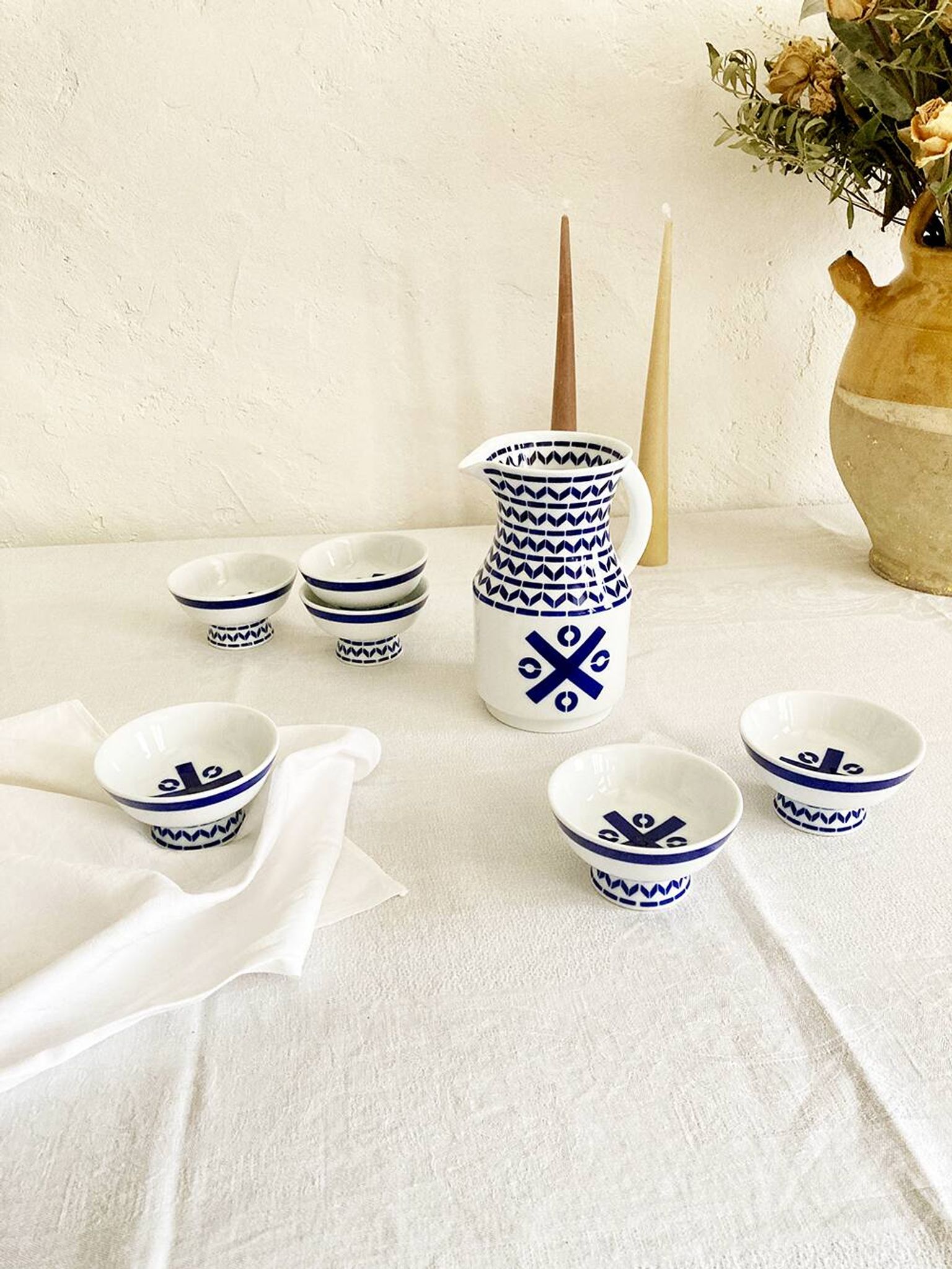 Ensemble de six coupes et pichet à vin en porcelaine Sargadelos