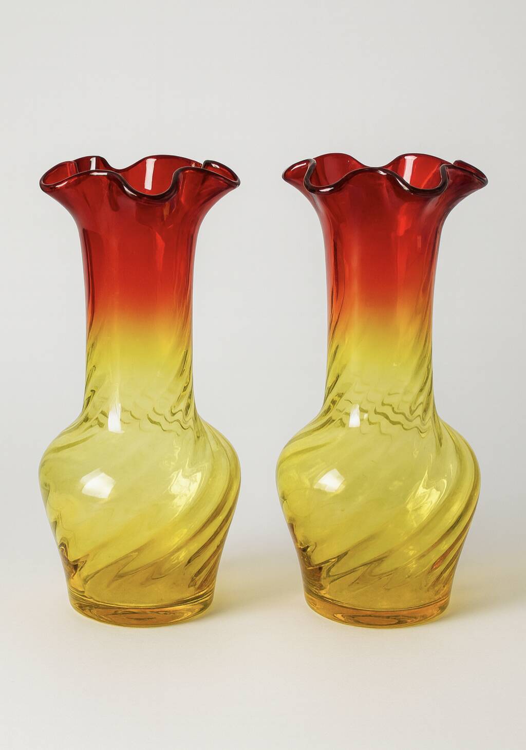 Paire de vases en verre soufflé amberina 60s
