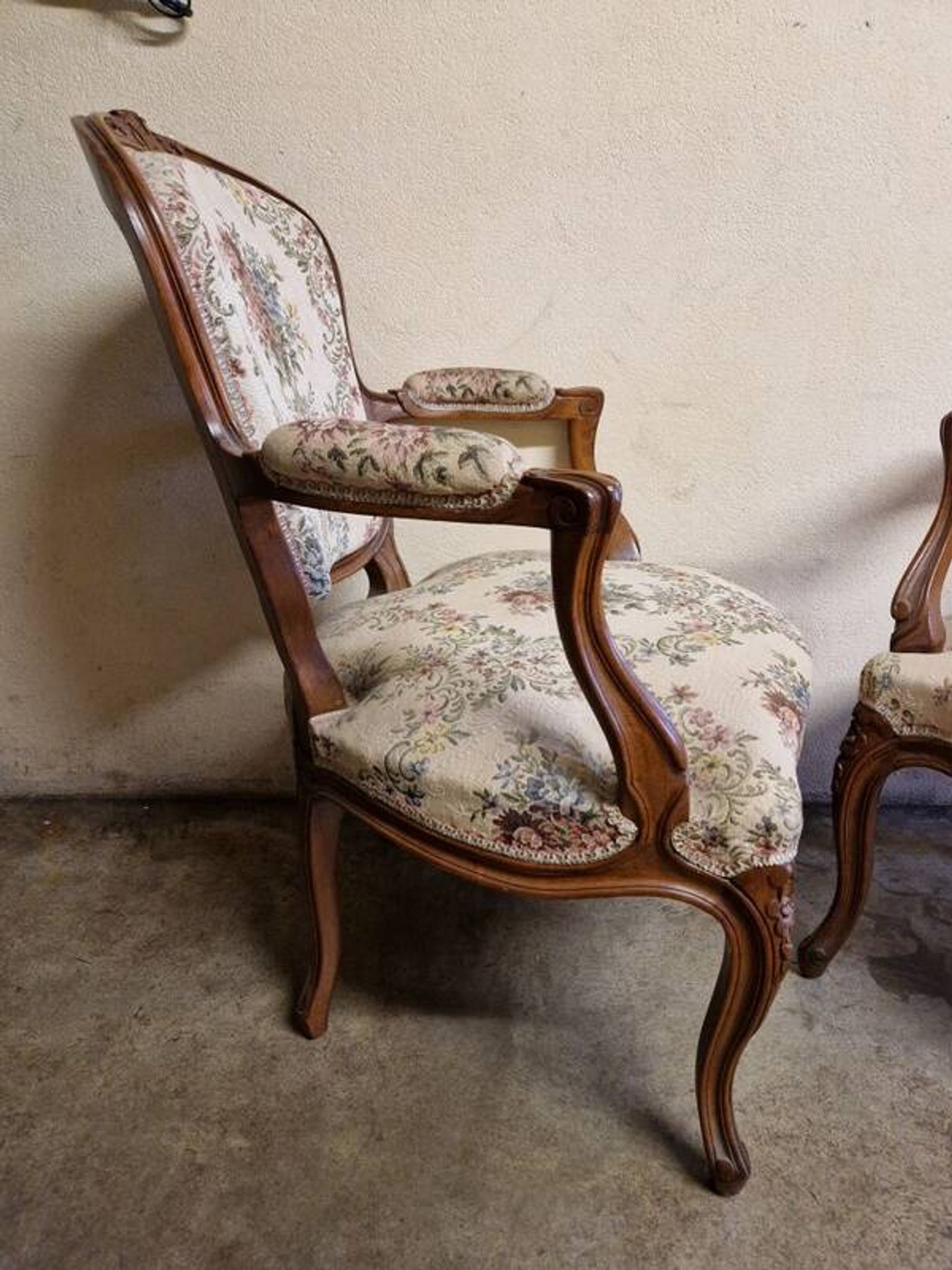 Pair of Louis XV style armchairs - In carved and moulded wood with flowers