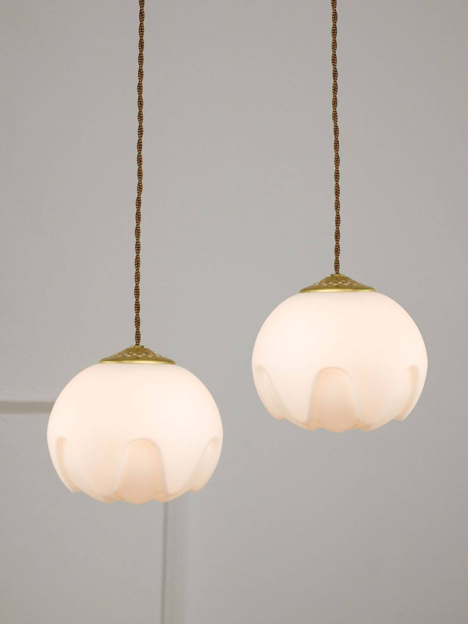 Lampe suspendue en laiton et opaline italienne du milieu du siècle