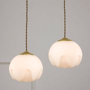 Lampe suspendue en laiton et opaline italienne du milieu du siècle