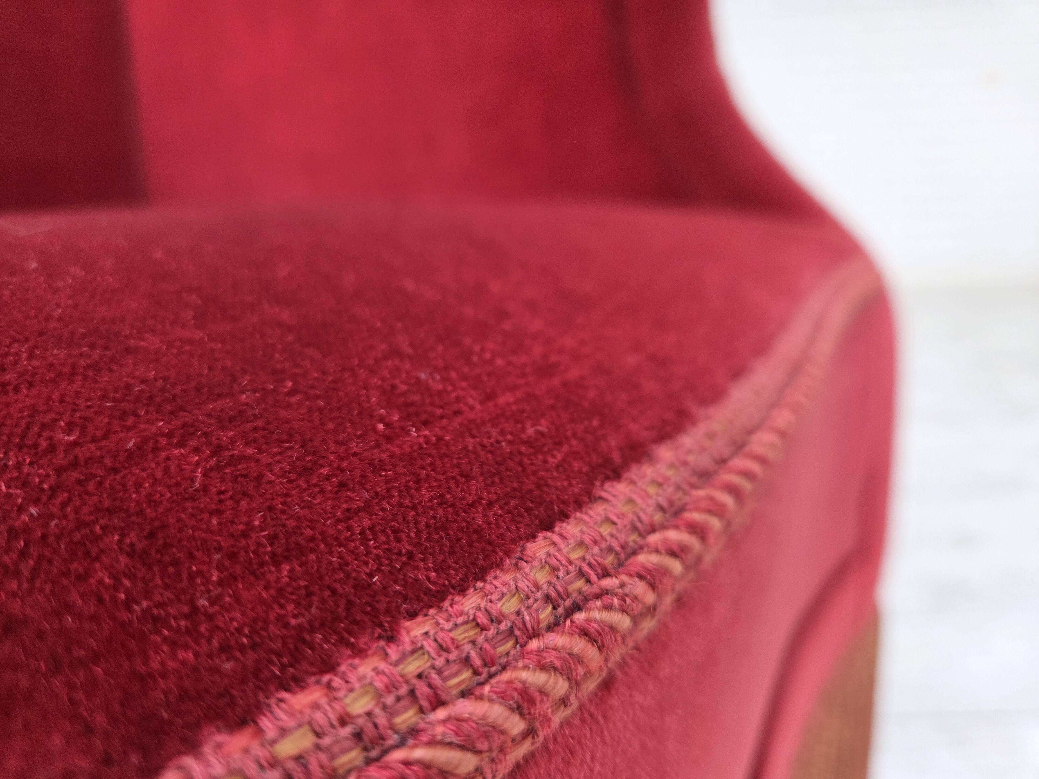 Fauteuil danois des années 1970, velours de mobilier, pieds en bois d'orme.