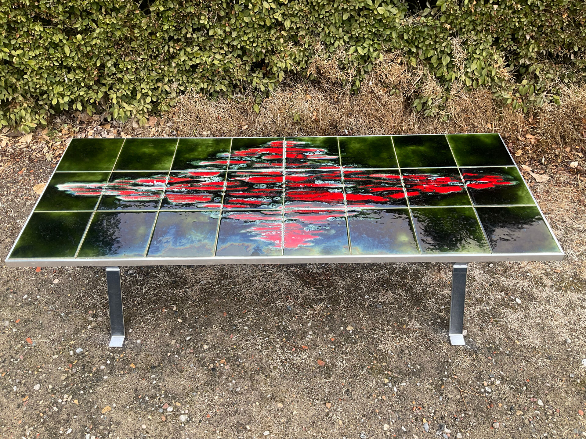 Table basse vintage en métal chromé et céramique