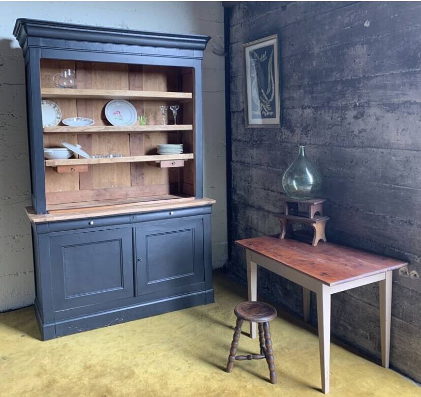 Regional tripod stool