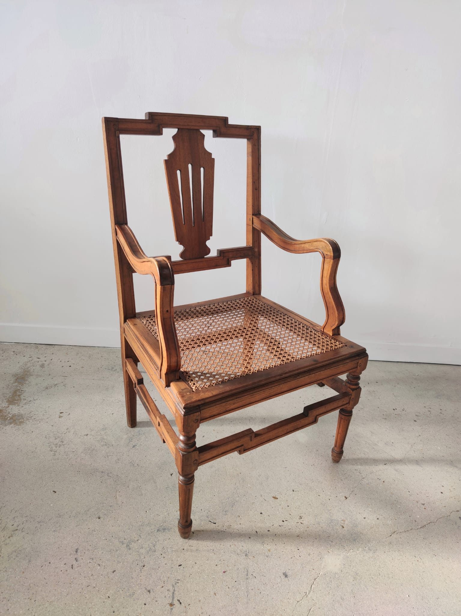 Fauteuil canné en bois naturel