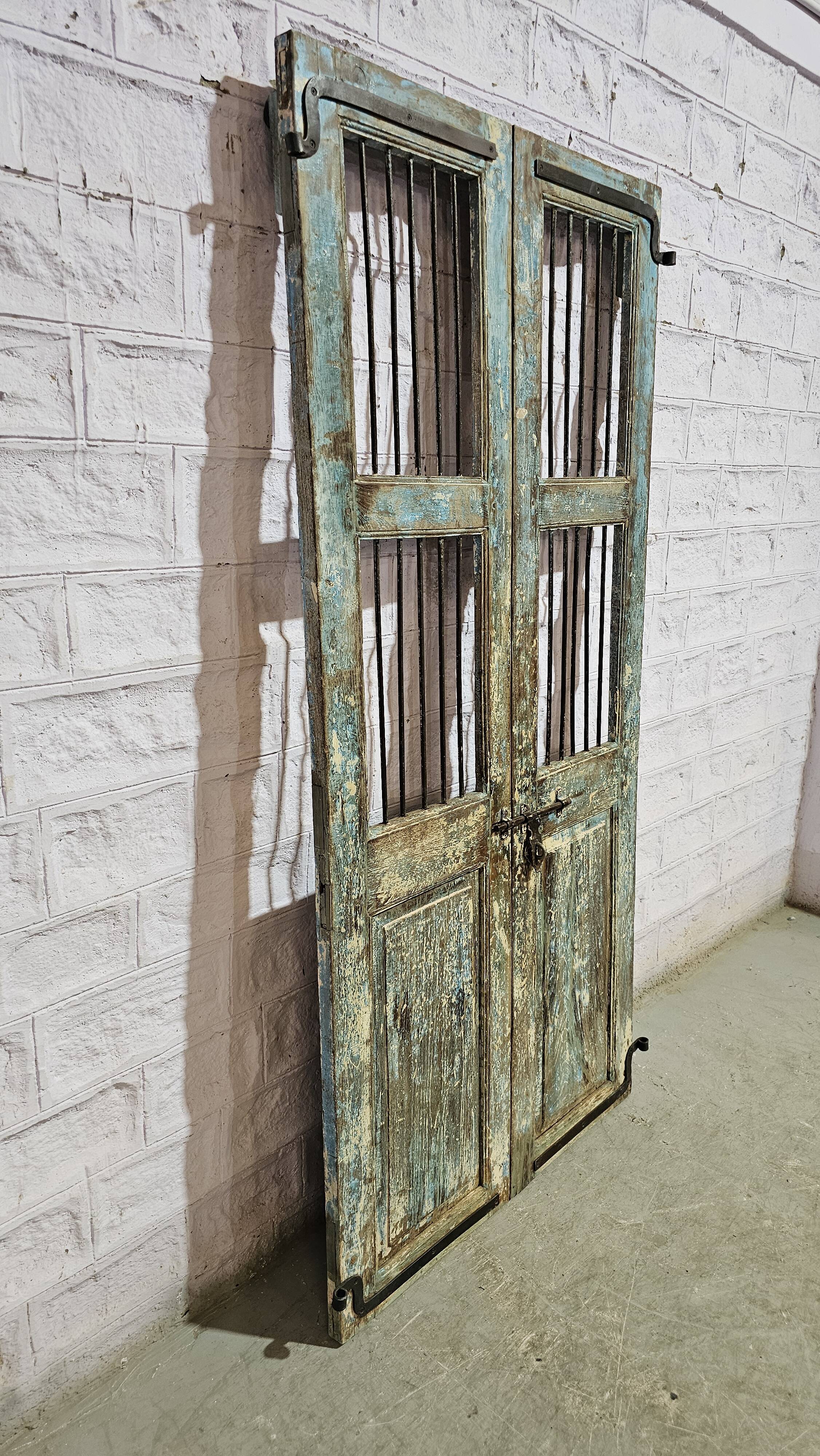 Ancienne porte de patio en teck birman et forge