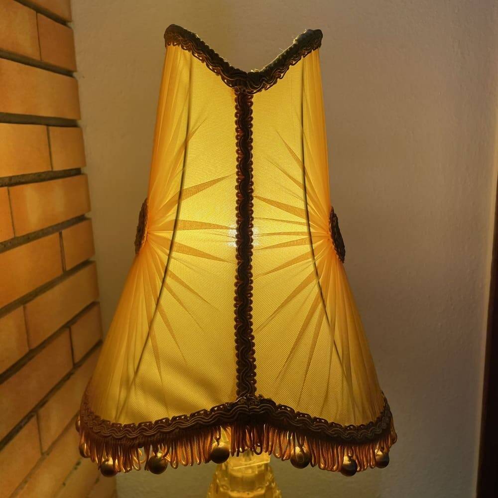 Lampe de table Hollywood Regency avec base en lucite