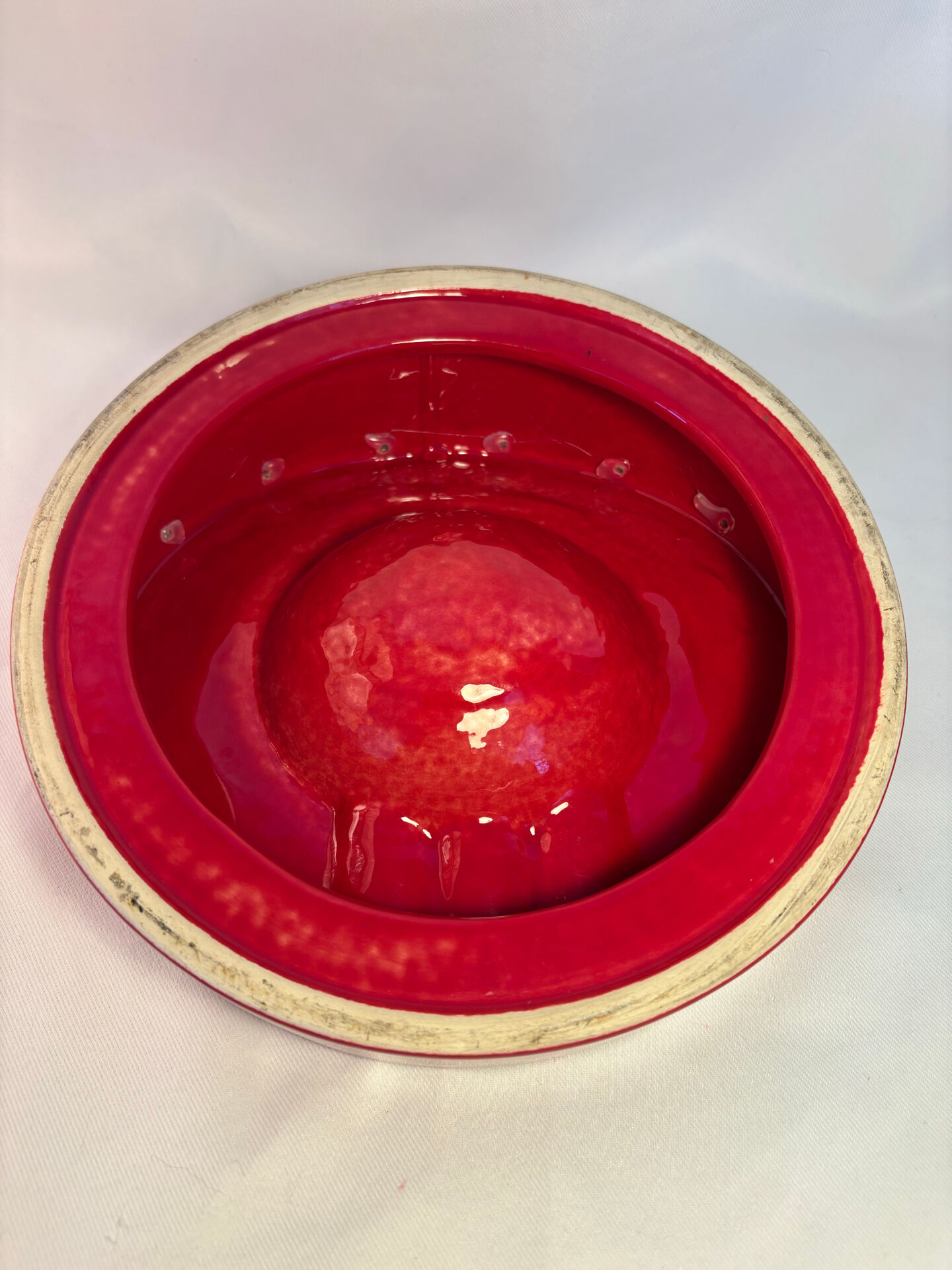 Cendrier vintage rouge laqué à clous métalliques – pièce design et déc