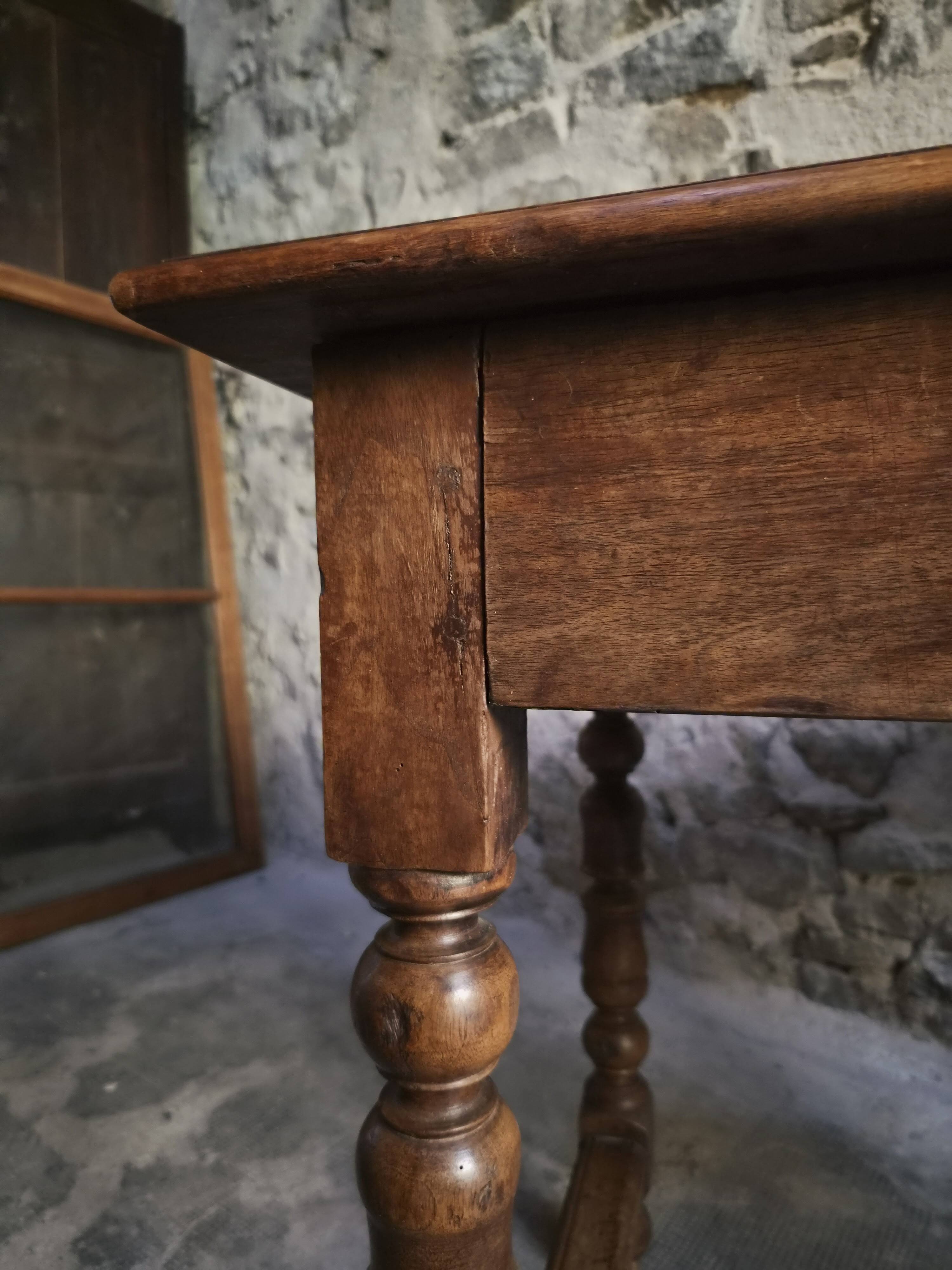 Table d'écriture française ancienne en noyer, bureau du XVIIIe siècle avec tiroir, vers 1750–1800