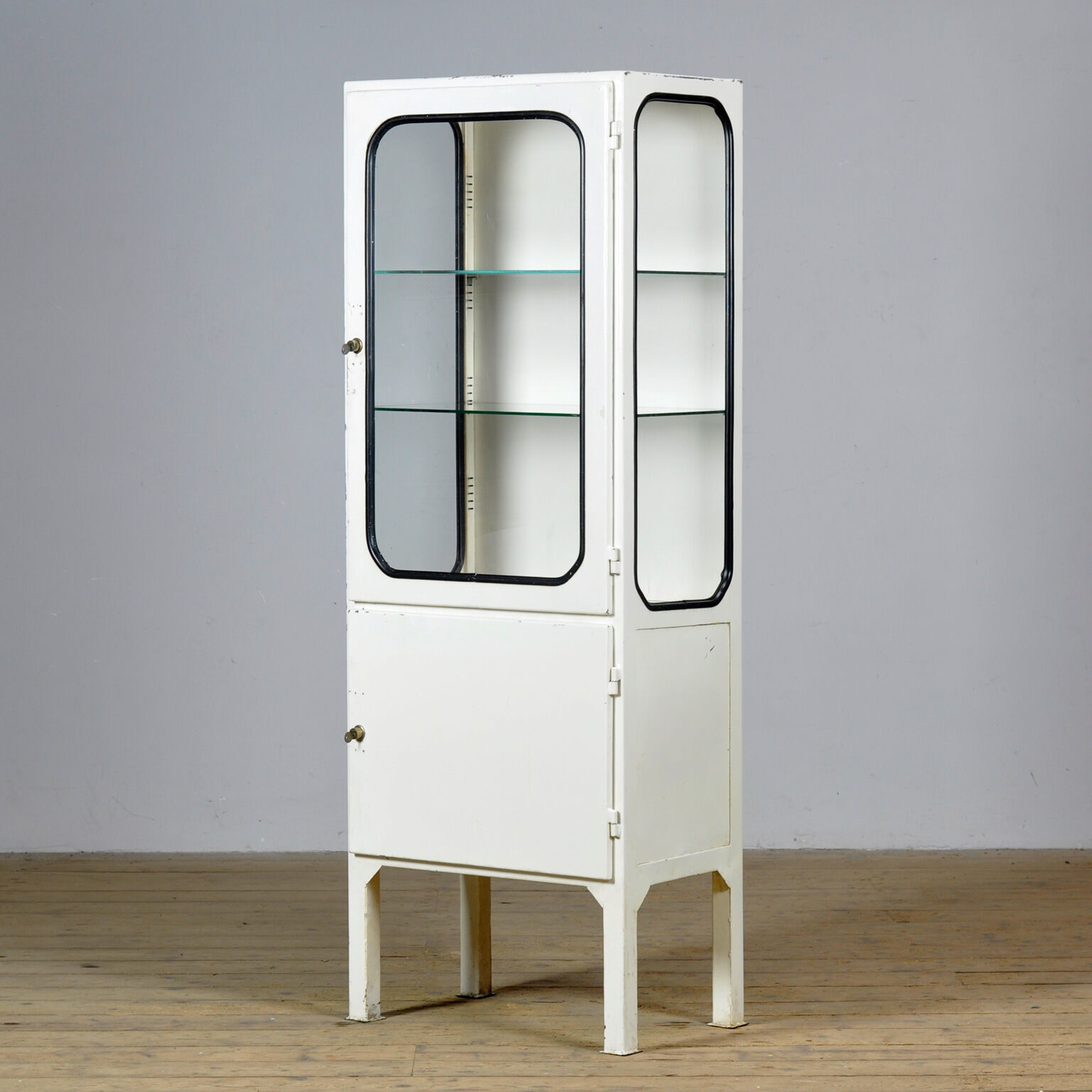 Vintage medicine cabinet, 1970s