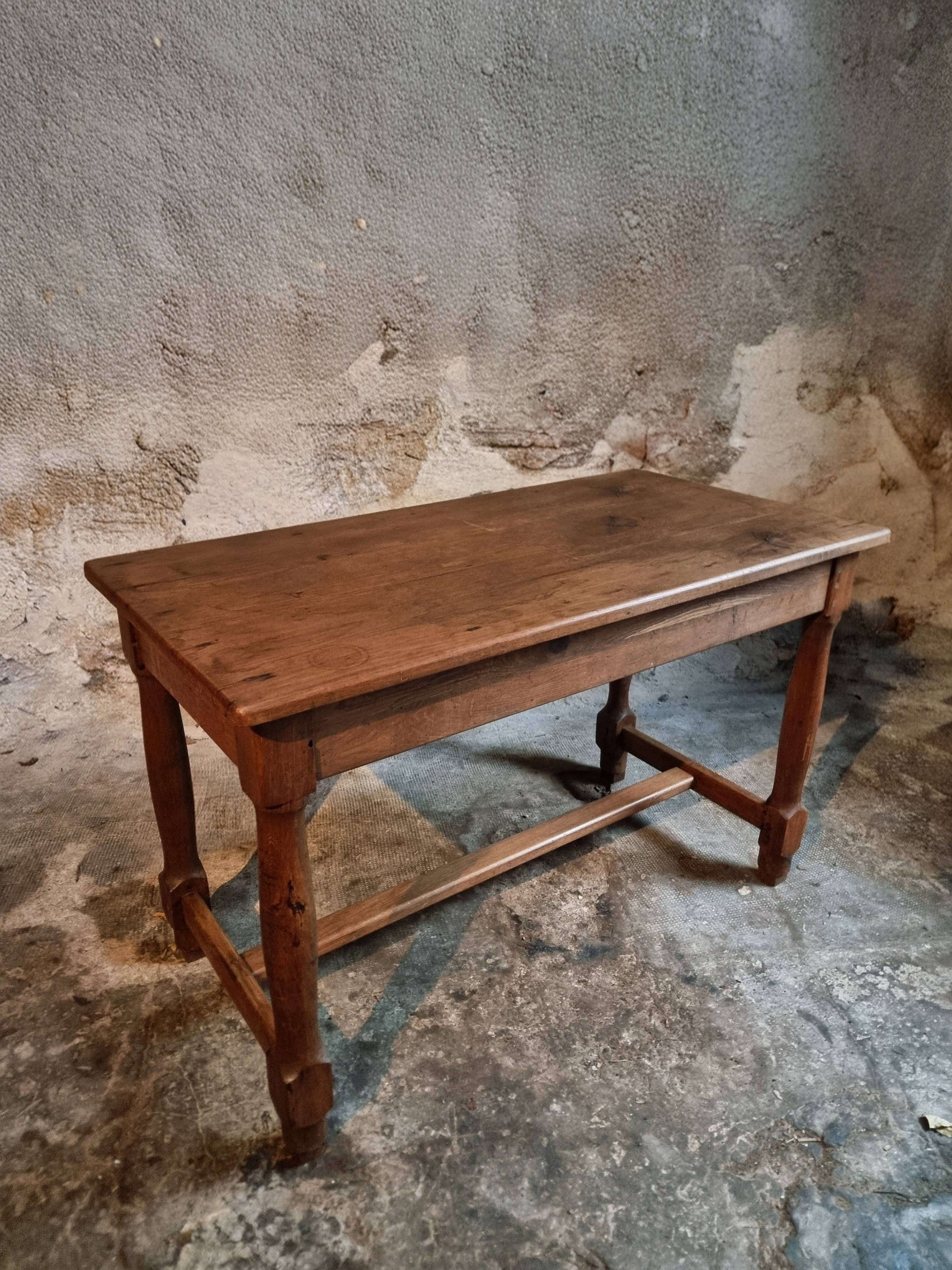 Antique French farmhouse table in oak (1780–1830) – Walnut legs – Rustic provincial dining table