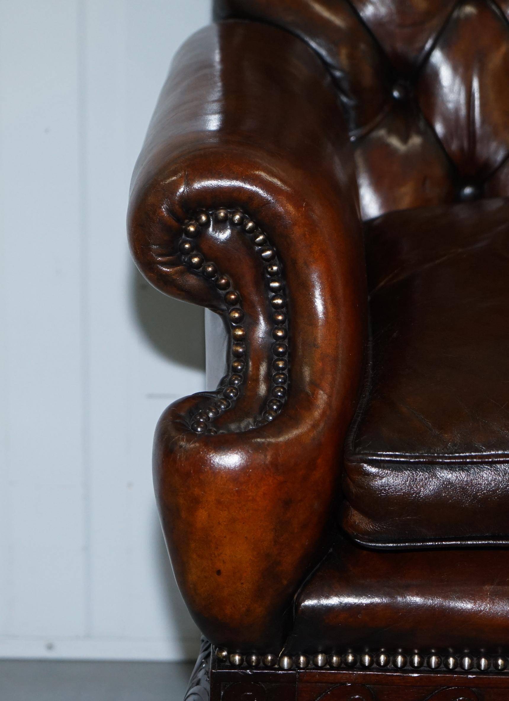 Chesterfield leather canapé in Georgian style with lion paw carved feet.