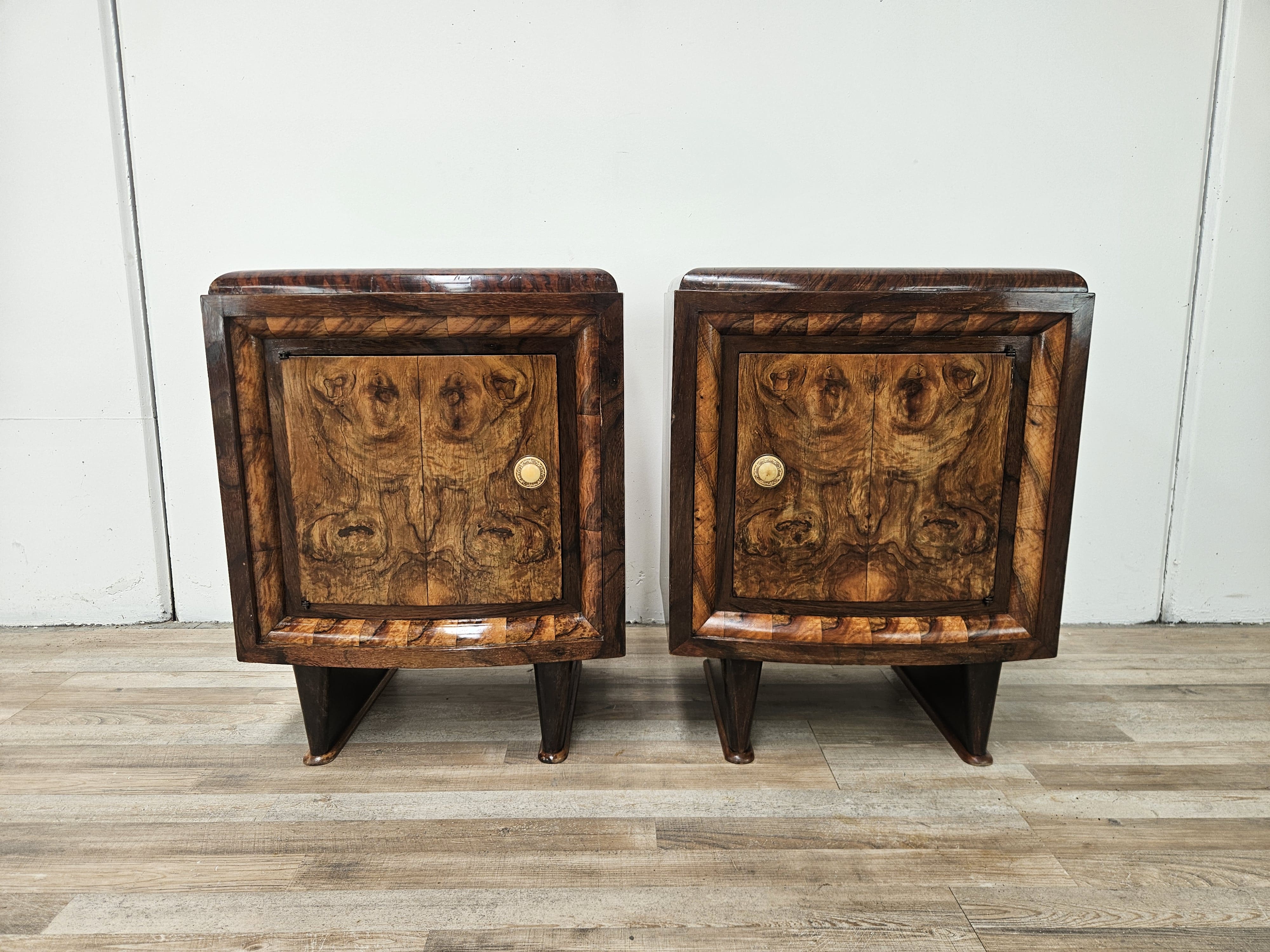 Tuscan Art Decò bedside tables from the 1940s in walnut burl